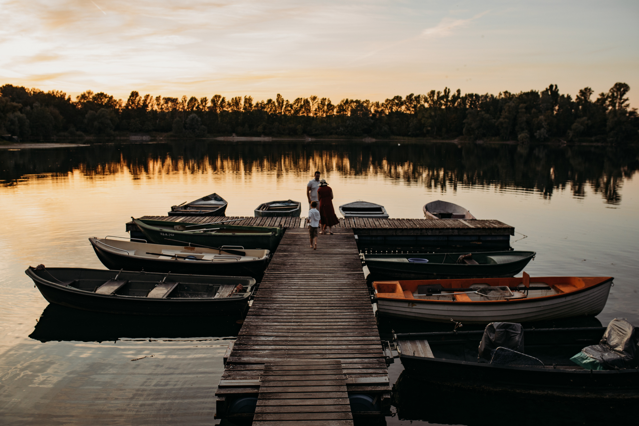 Perfektes Familienfoto mit zwei Kindern und Eltern auf dem Steig beim Familienshooting in Mannheim.