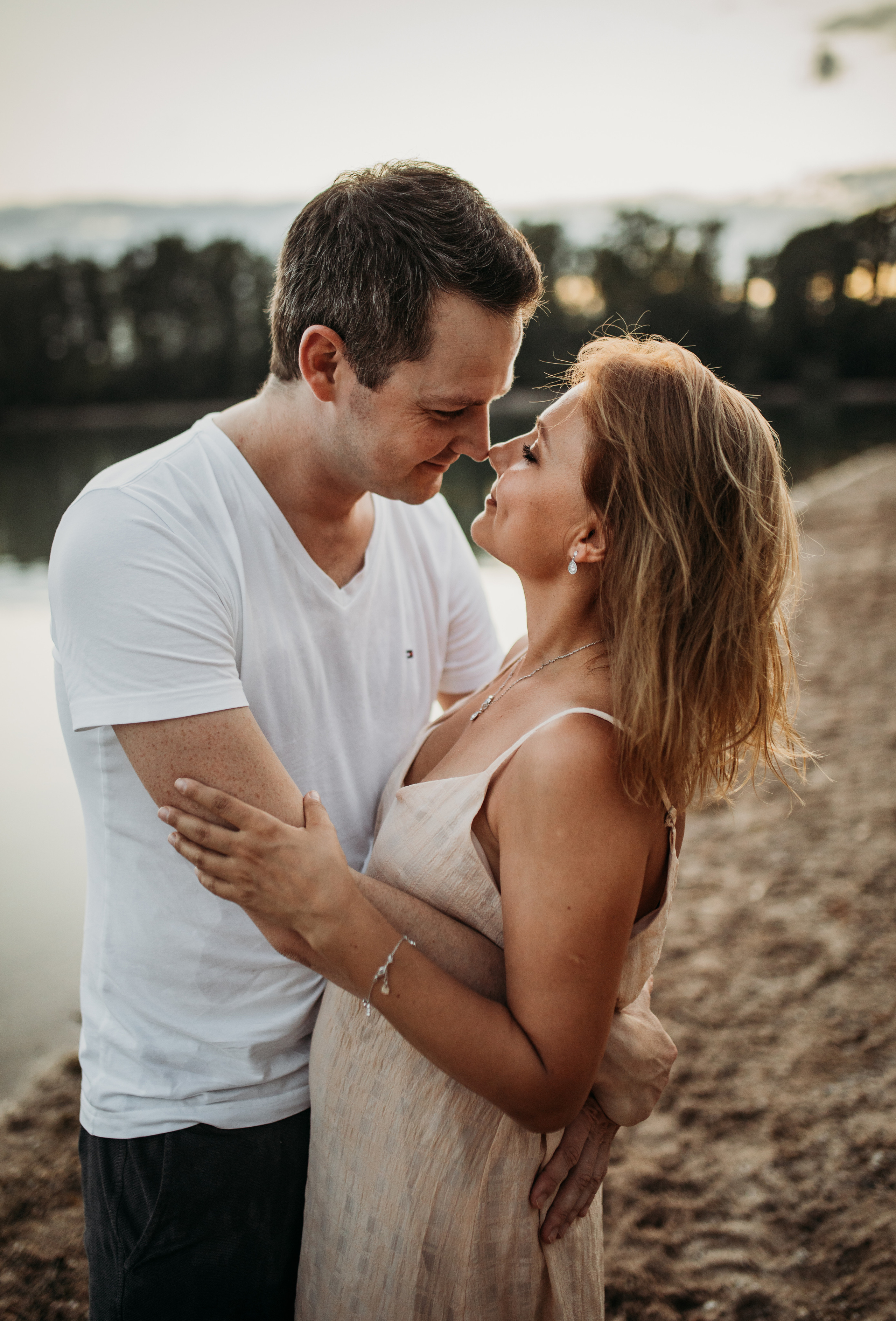 Mutter und Vater verliebt beim FAmilienfotoshooting in Heidelberg.