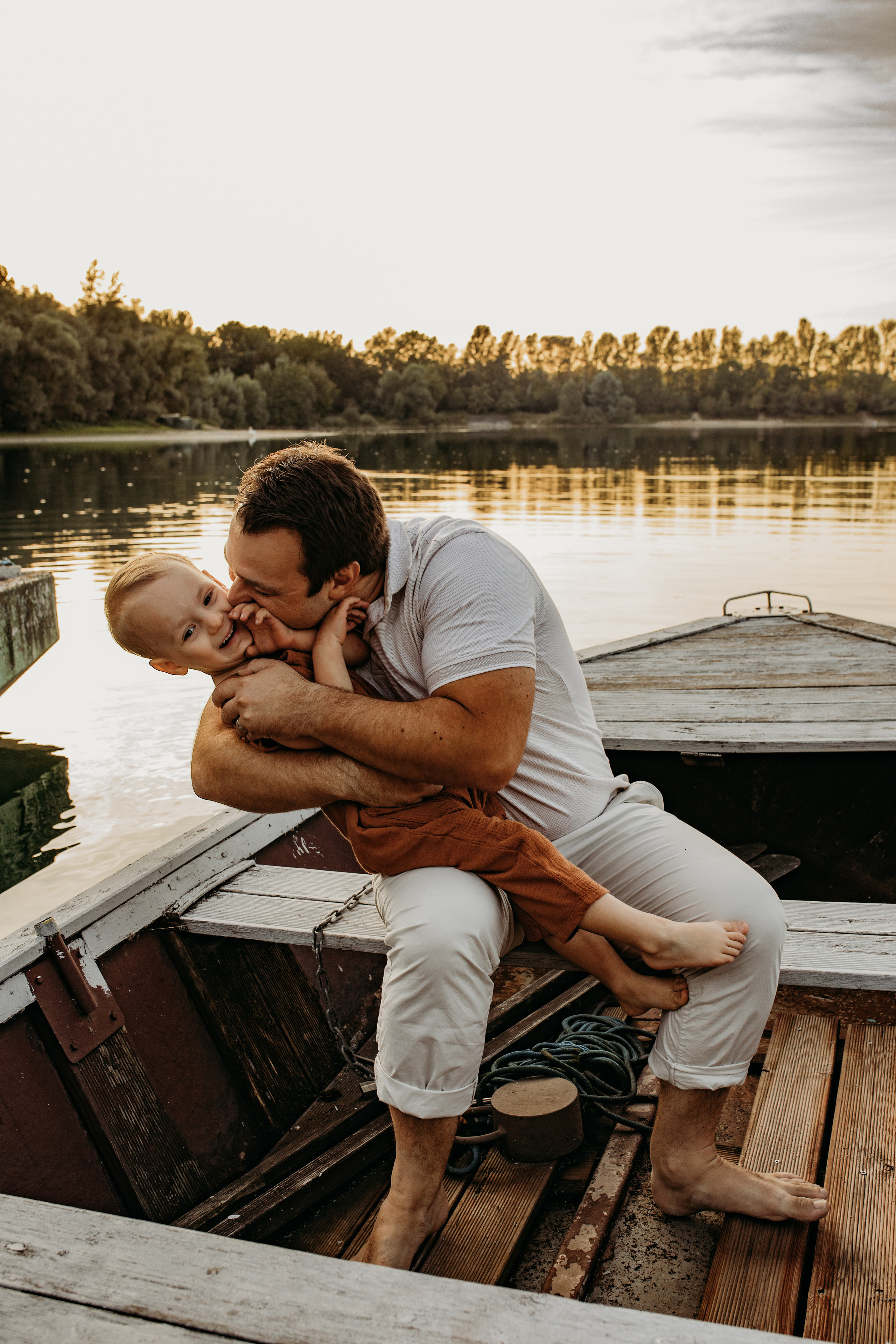 Papa spielt mit seinem Sohn im beim Sonnenuntergang und bei dem Familienfotoshooting.