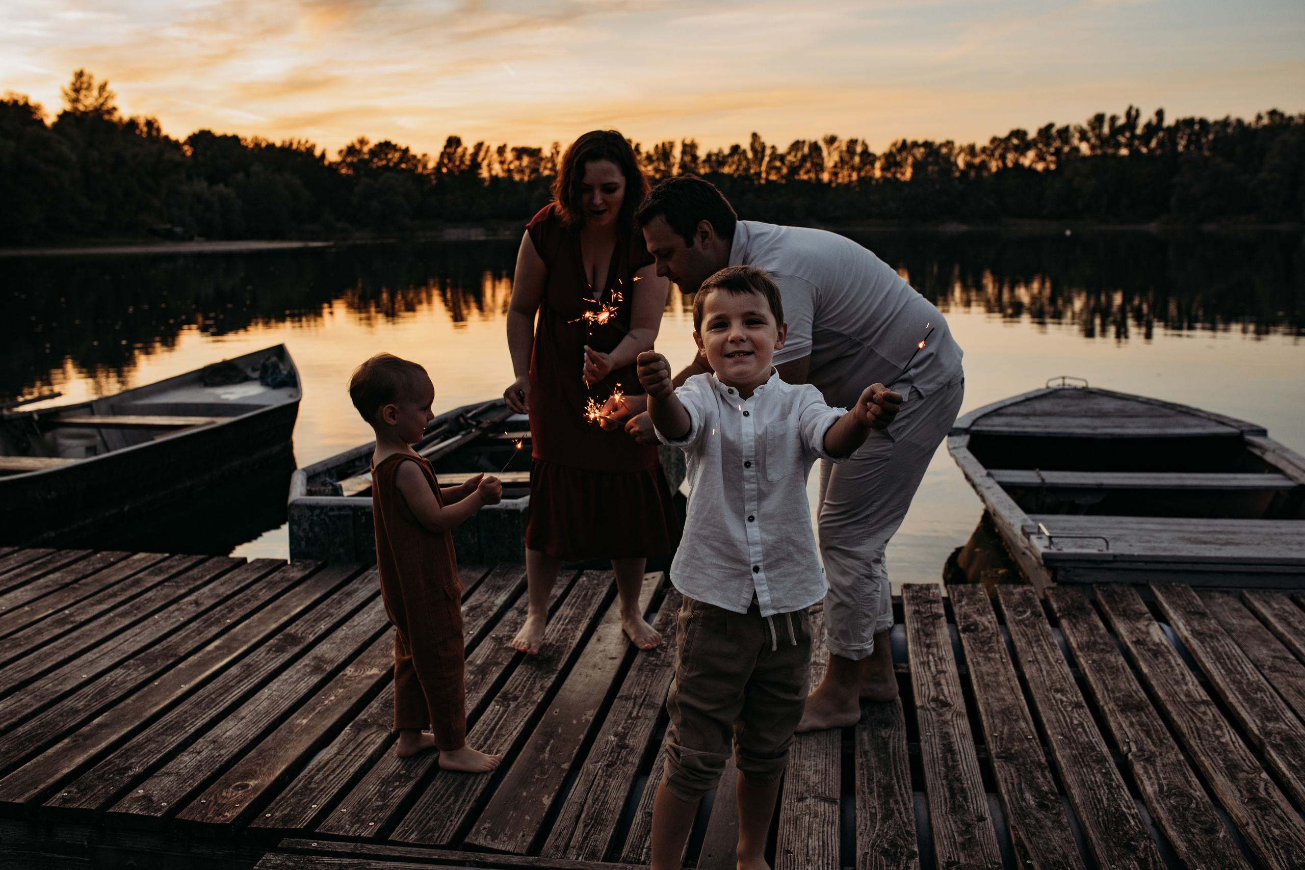 Familienshooting beim schönen Sonnenuntergang im Sommer.