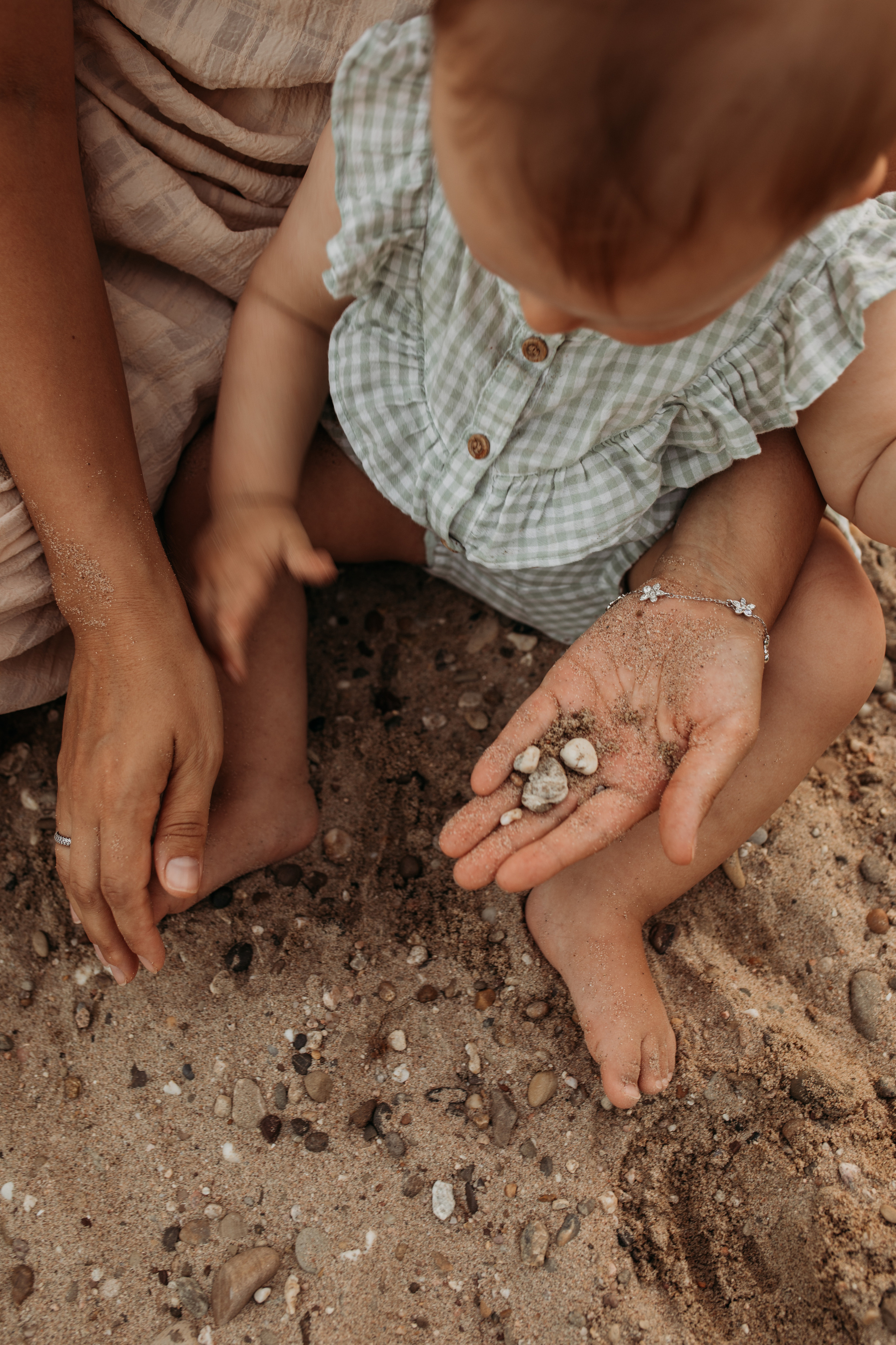 Mutter spielt mit ihrer Tocher auf dem Strand beim Familienshooting in Speyer.
