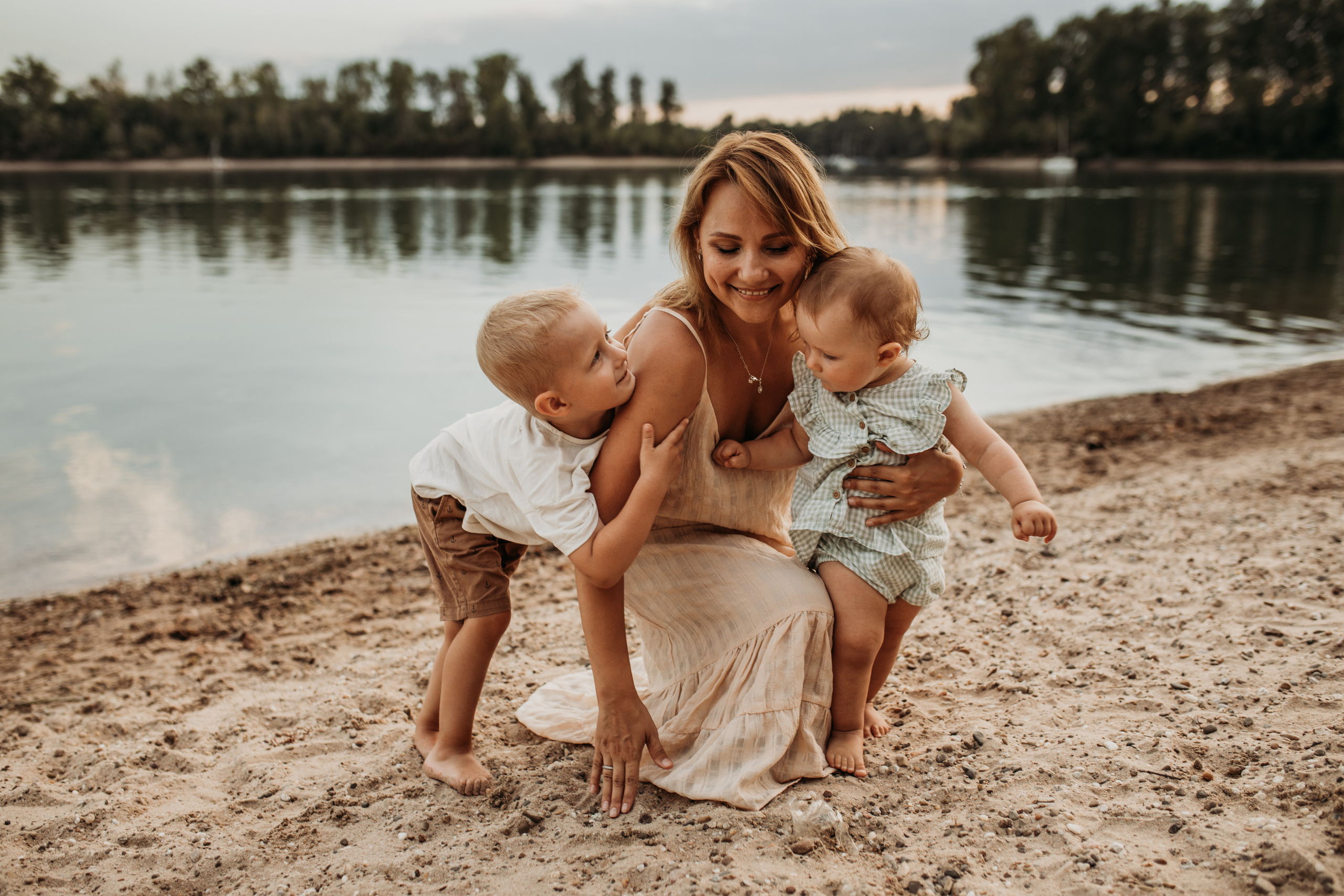 Glückliche Familienfoto auf dem Strand bei Speyer.