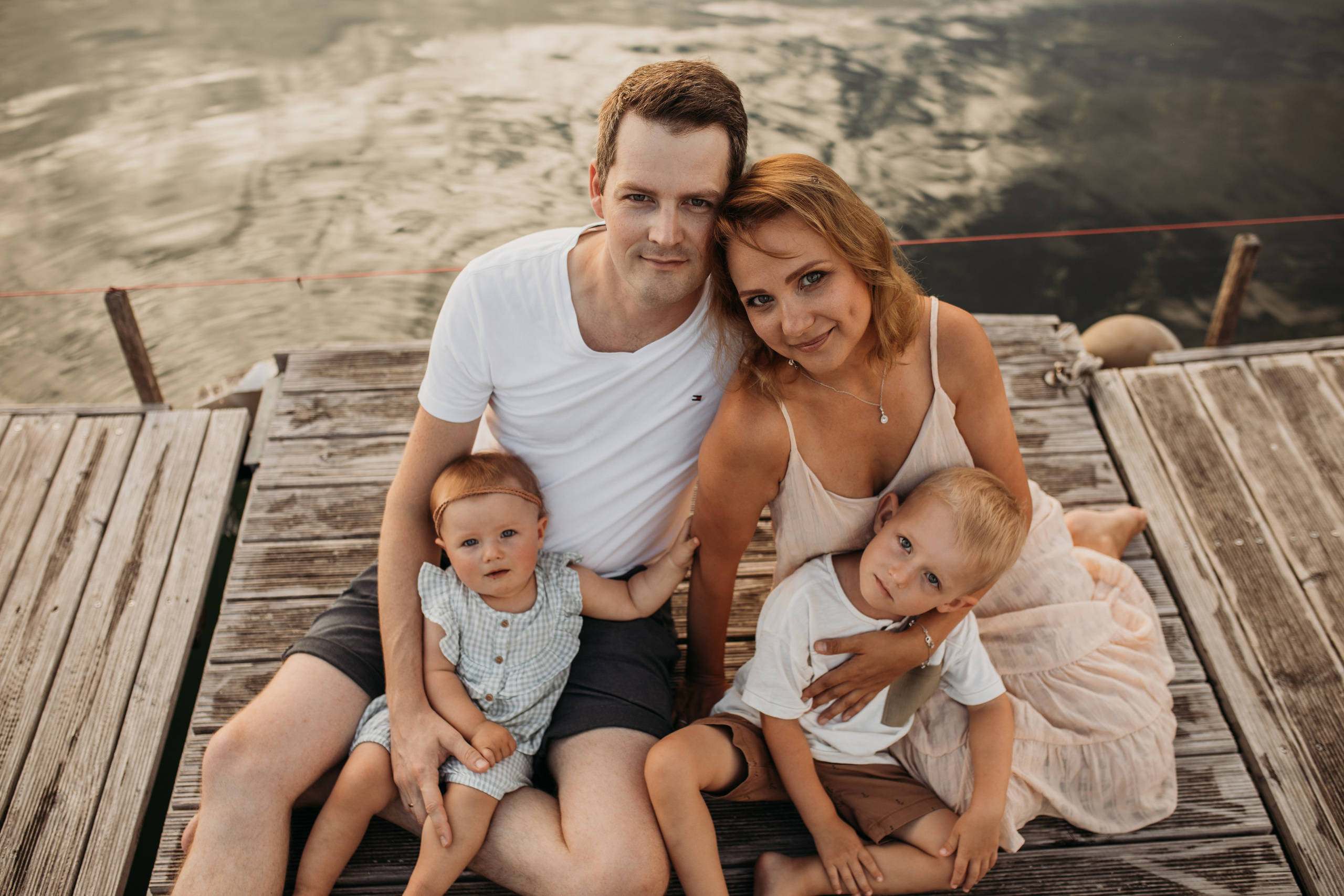 Perfektes Familienbild mit zwei Kindern und Eltern auf dem Steig beim Familienshooting in Mannheim.