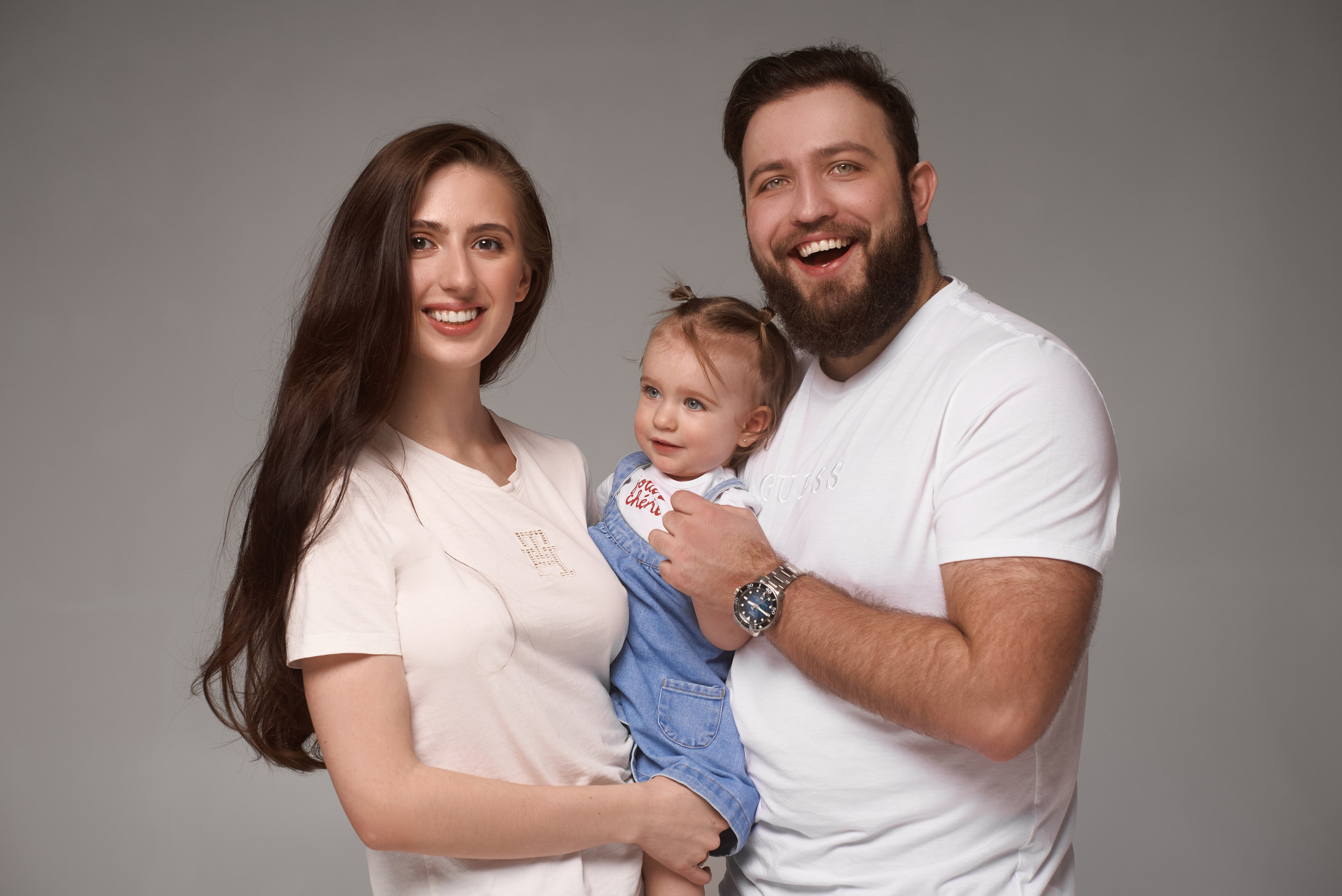 Rodzinna sesja zdjęciowa w Warszawie – szczęśliwa rodzina z małym dzieckiem w studiu fotograficznym