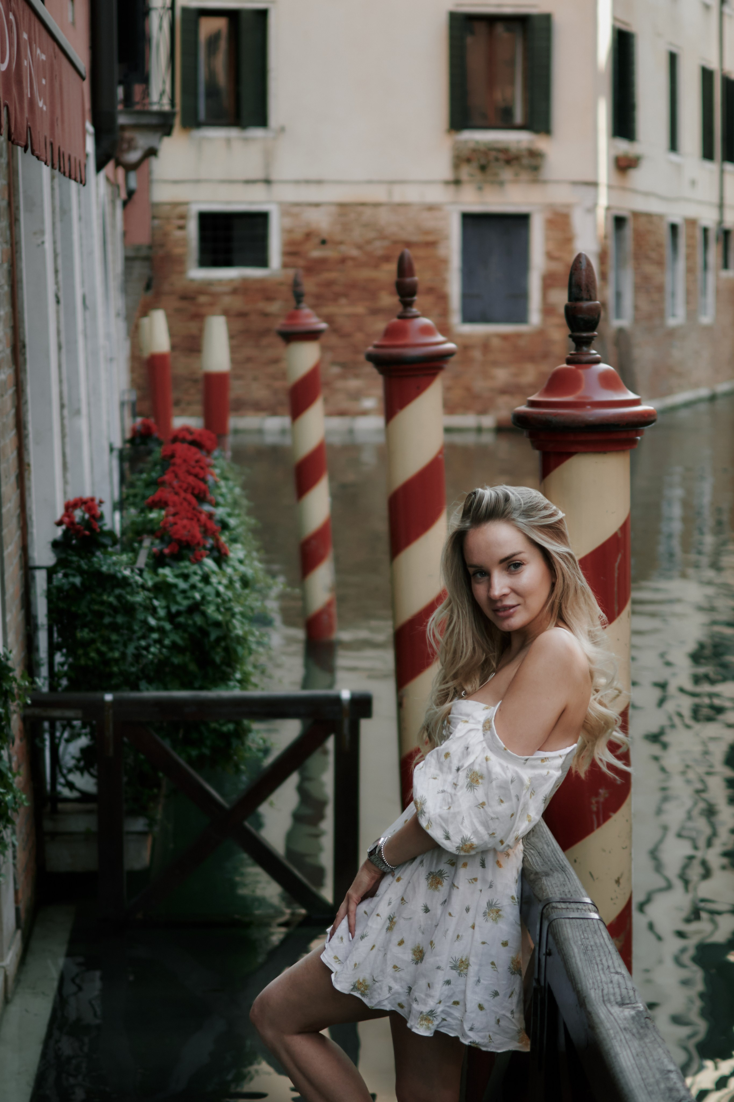 Surprise Engagement Photoshoot in Venice on a Boat. Photographer in Venice, Italy. Yana Zotova