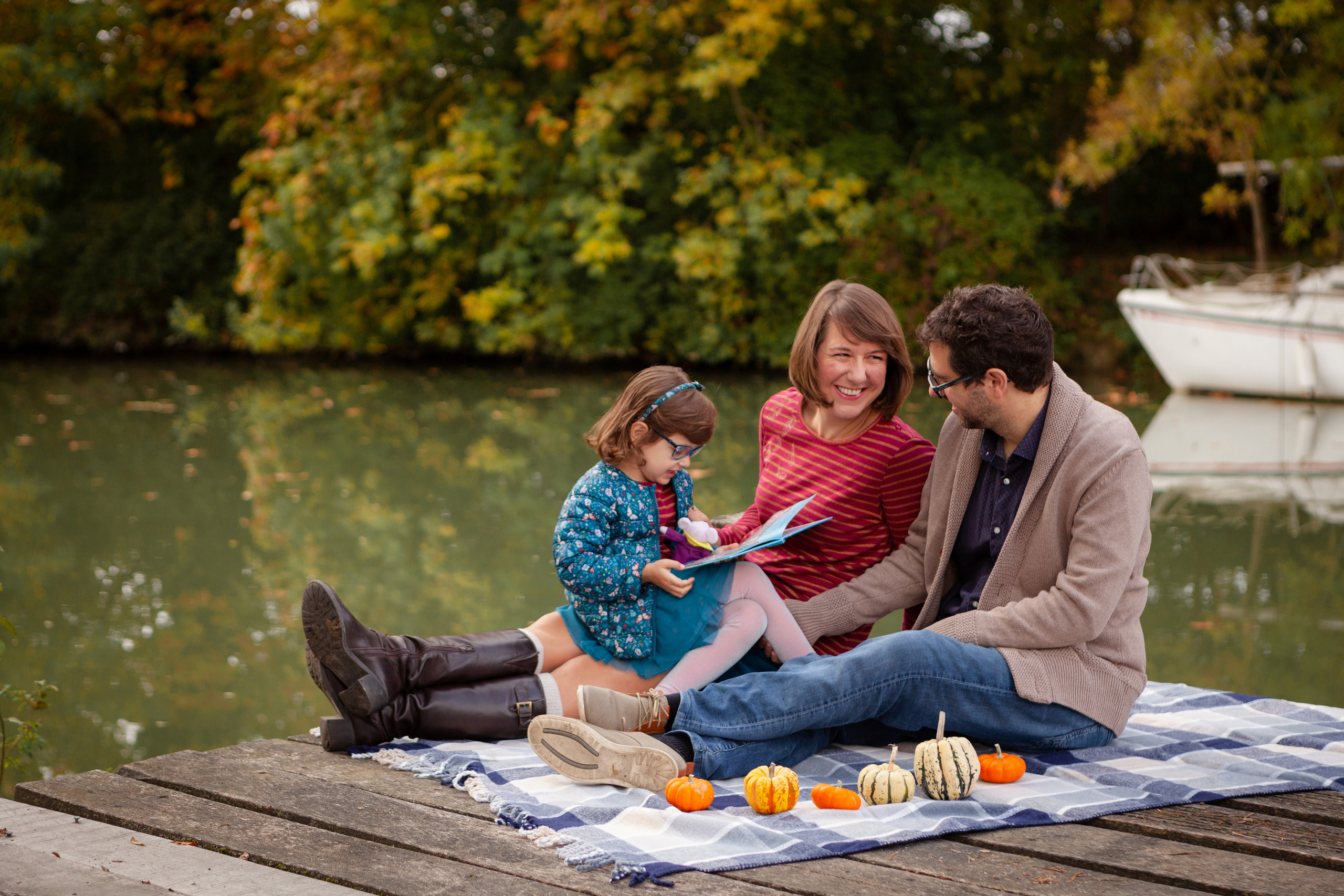 Family session at Toulouse by Canal du Midi. Eugenie Smirnova — wedding, corporate and lifestyle photographer in Toulouse and Southwest France