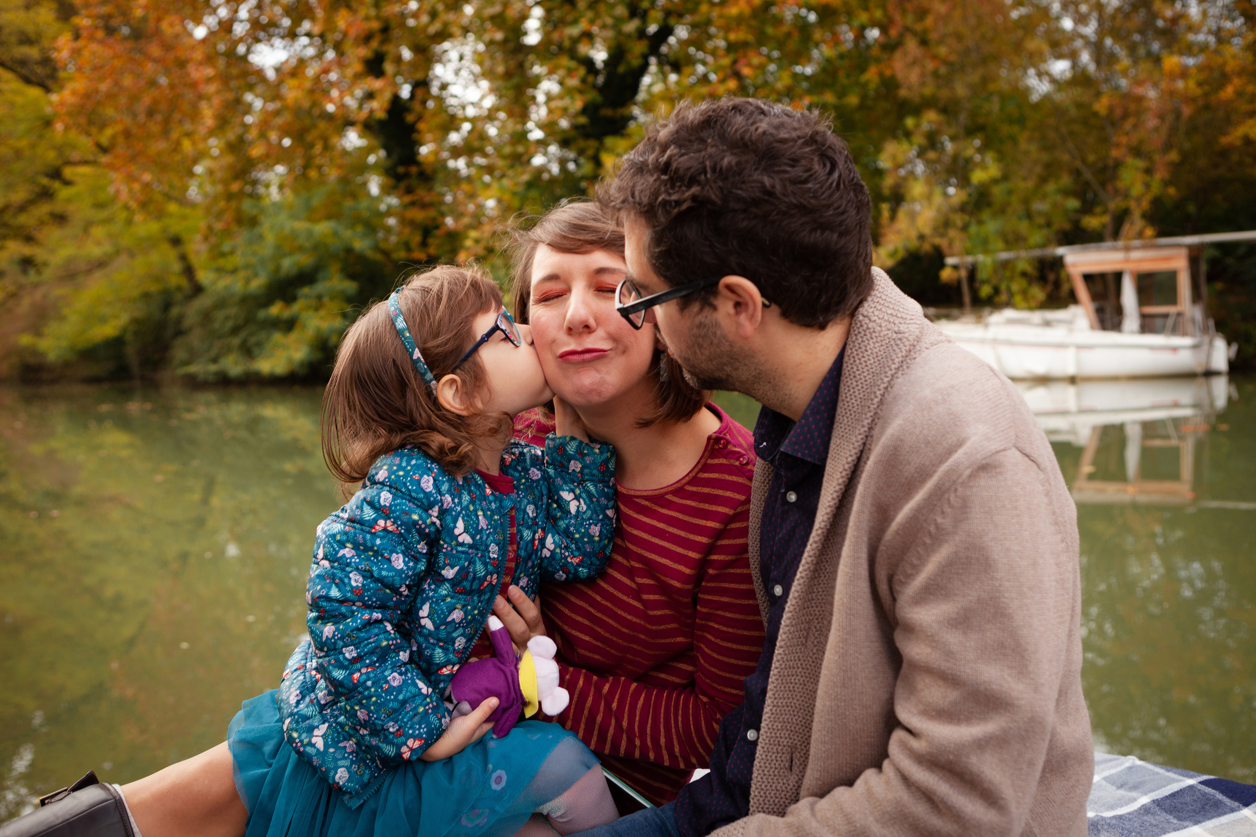 Family session at Toulouse by Canal du Midi. Eugenie Smirnova — wedding, corporate and lifestyle photographer in Toulouse and Southwest France