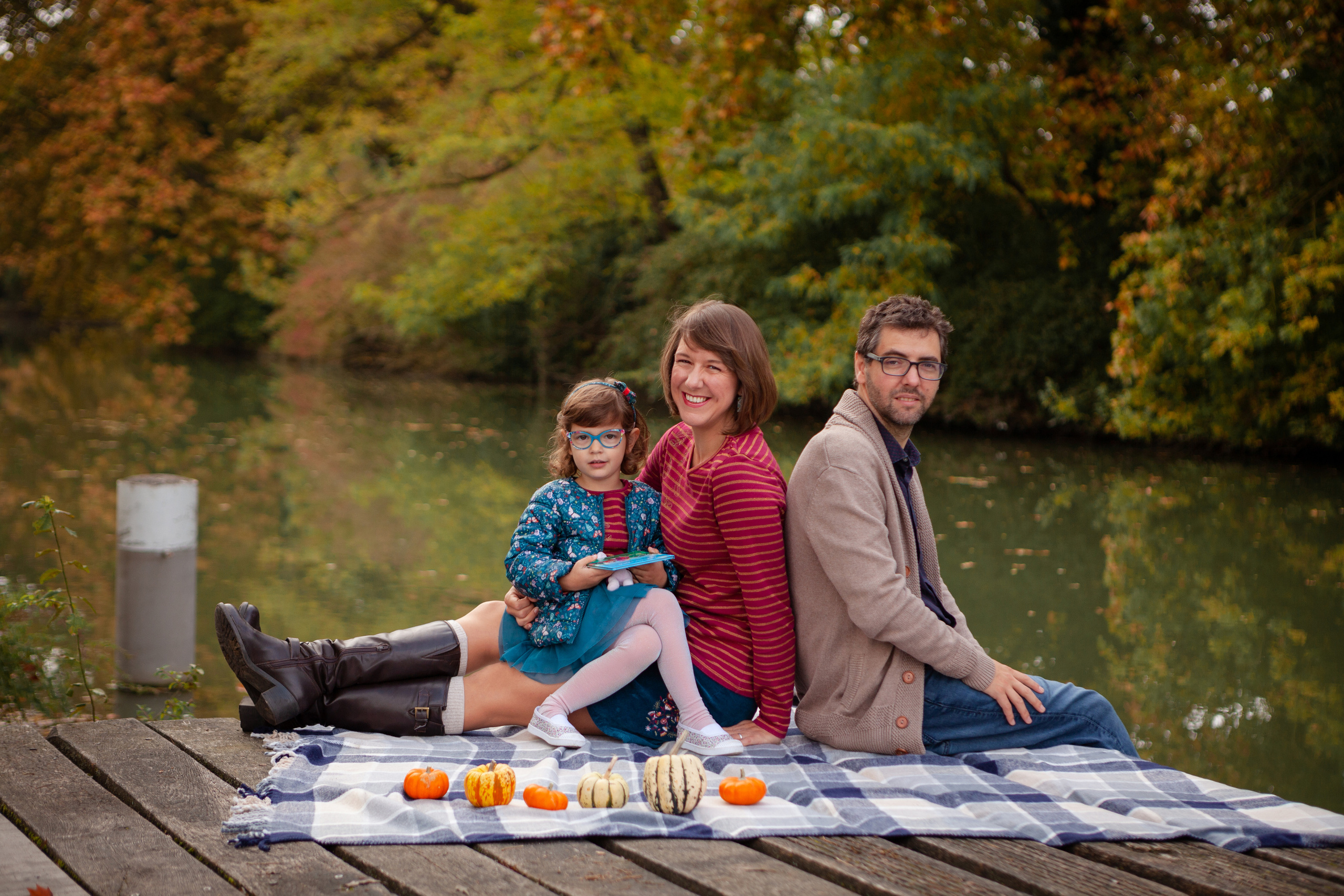Family session at Toulouse by Canal du Midi. Eugenie Smirnova — wedding, corporate and lifestyle photographer in Toulouse and Southwest France