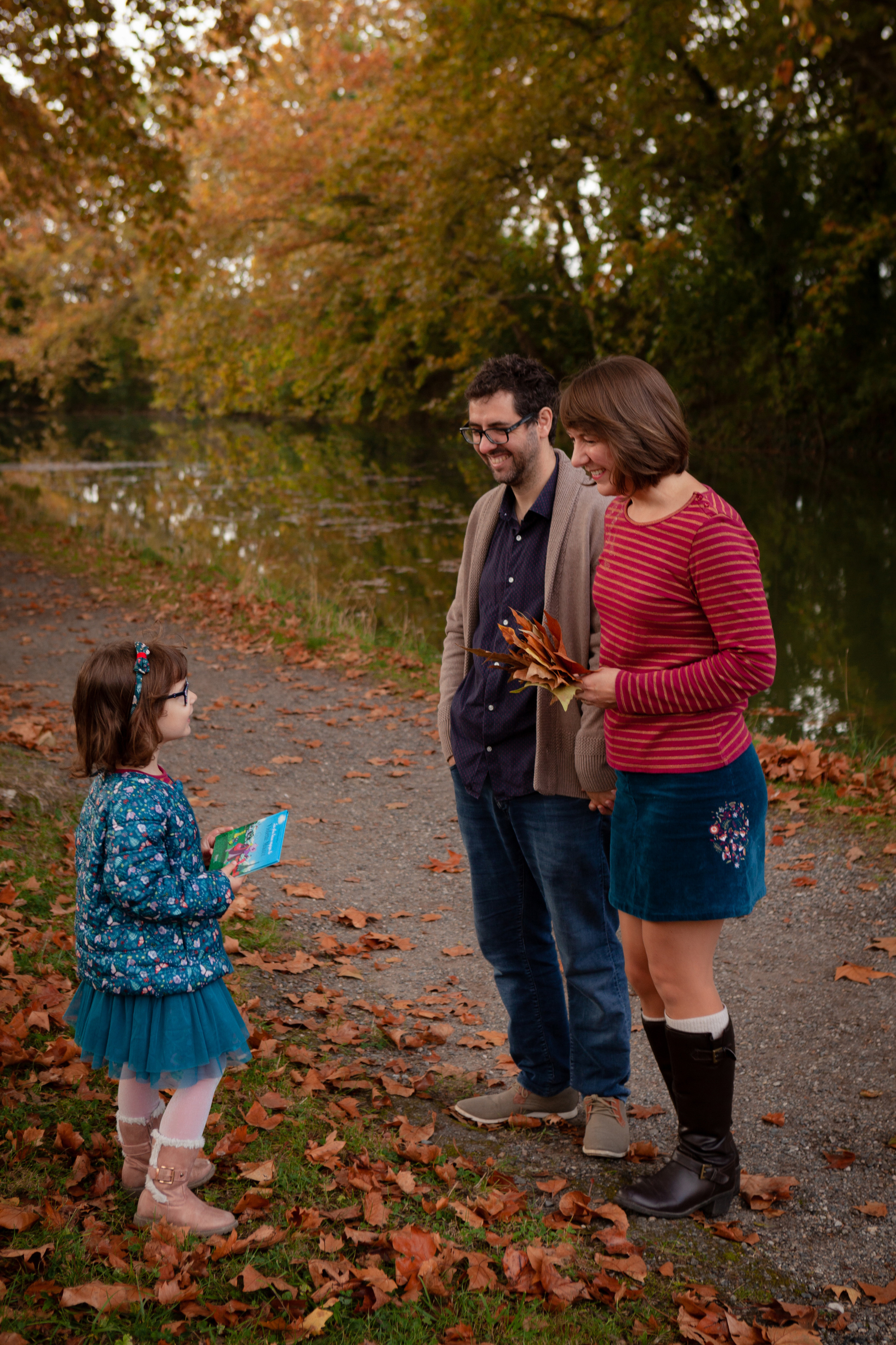 Family session at Toulouse by Canal du Midi. Eugenie Smirnova — wedding, corporate and lifestyle photographer in Toulouse and Southwest France