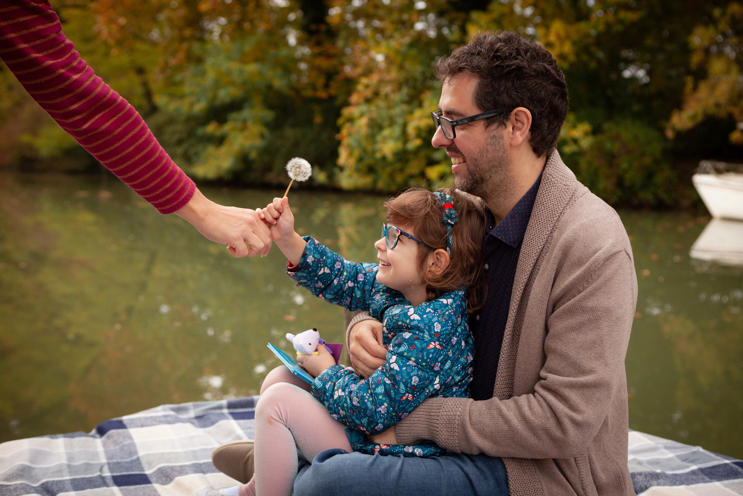 Family session at Toulouse by Canal du Midi. Eugenie Smirnova — wedding, corporate and lifestyle photographer in Toulouse and Southwest France