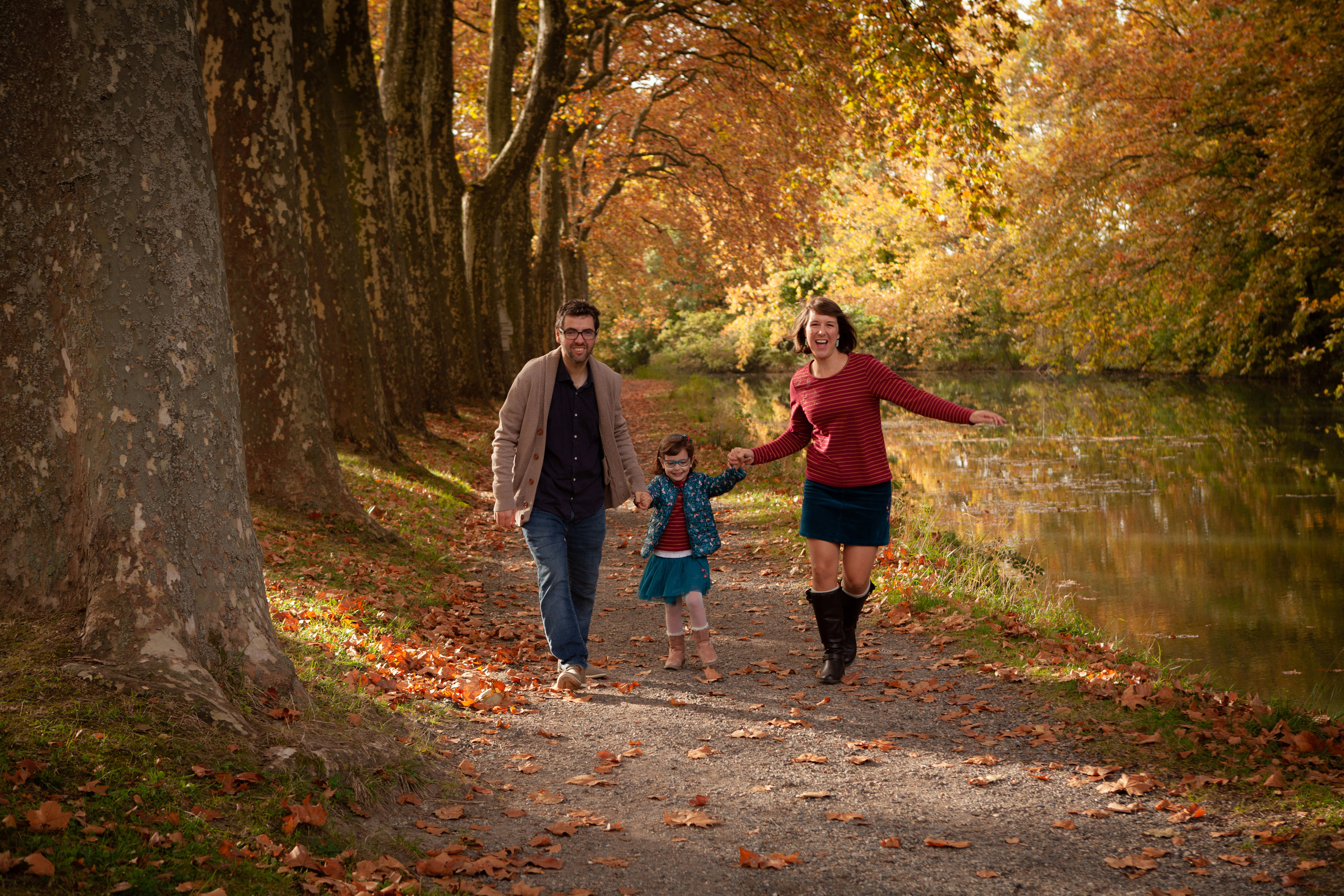 Family session at Toulouse by Canal du Midi. Eugenie Smirnova — wedding, corporate and lifestyle photographer in Toulouse and Southwest France
