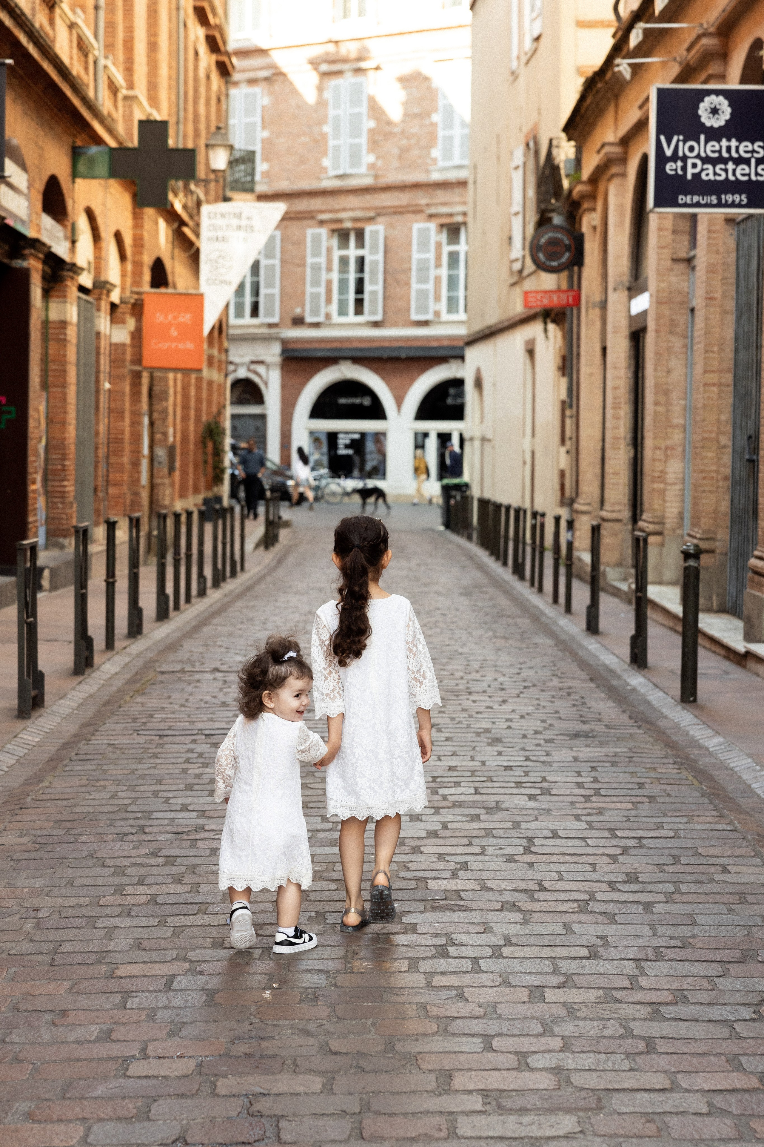 Family photo session in Toulouse. Eugenie Smirnova — wedding, corporate and lifestyle photographer in Toulouse and Southwest France
