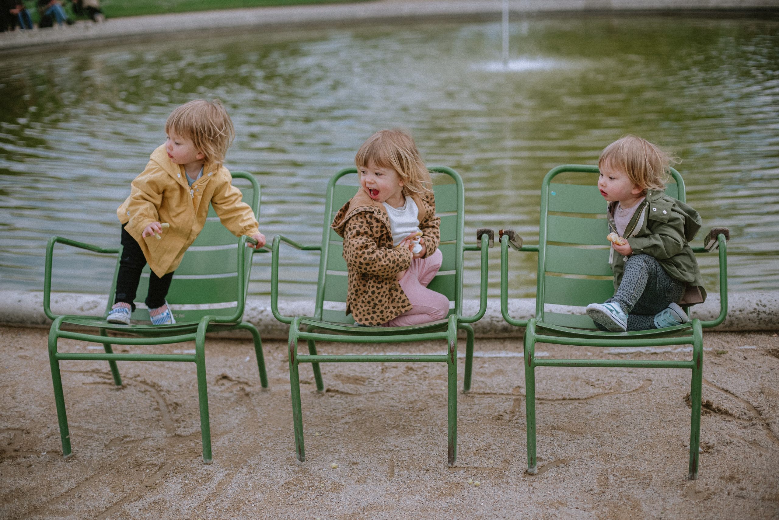 Lifestyle family walk in Tuileries Gardens. Ksenia Marchand/ Lifestyle photographer in Paris