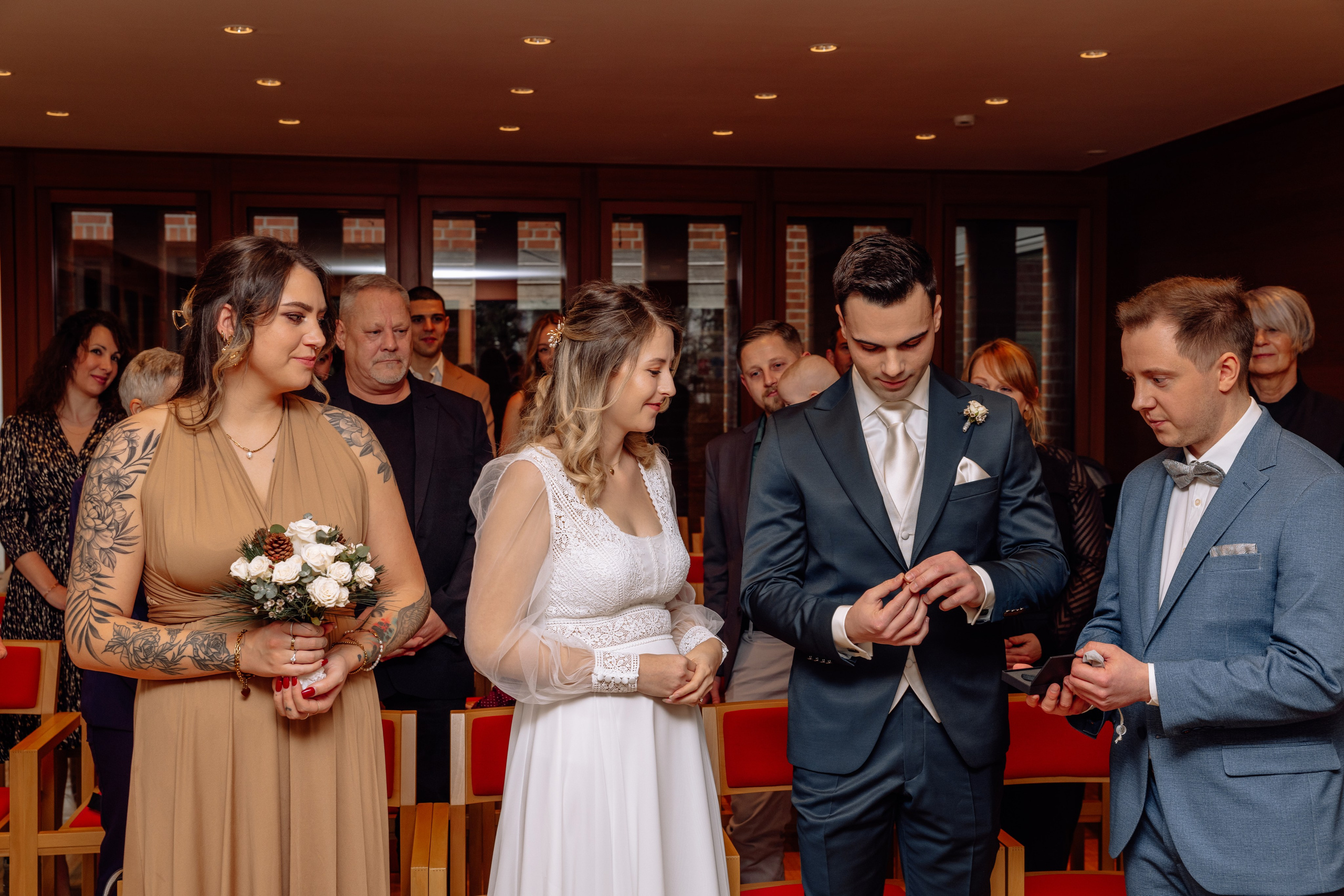 Braut und Bräutigam tauschen die Ringe im Standesamt Feldkirchen