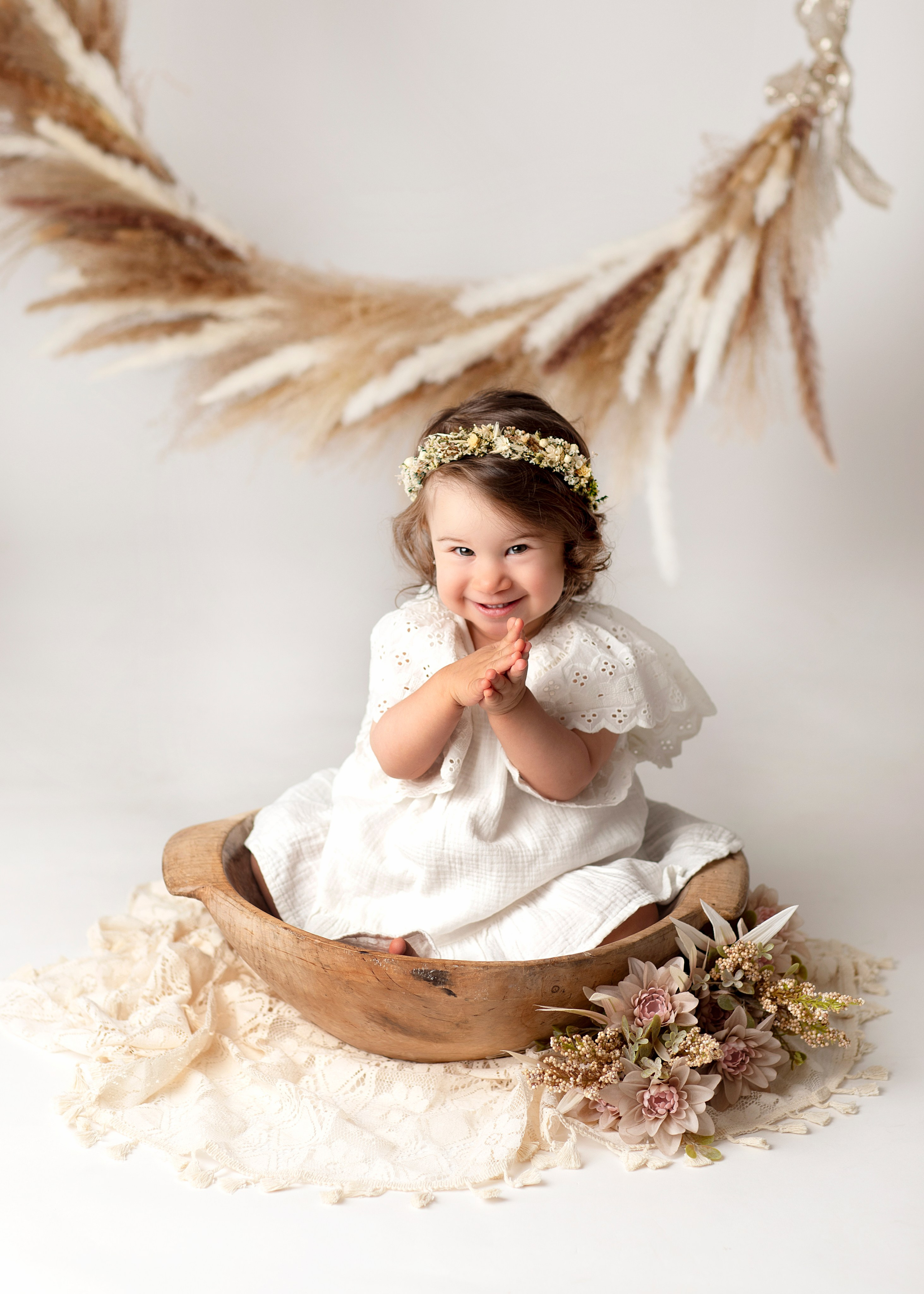 "Ett äldre syskon som sitter försiktigt bredvid sin nyfödda bror eller syster. Denna bild fångar den ömma och beskyddande relationen mellan syskonen och är idealisk för nyfödda fotograferingar."