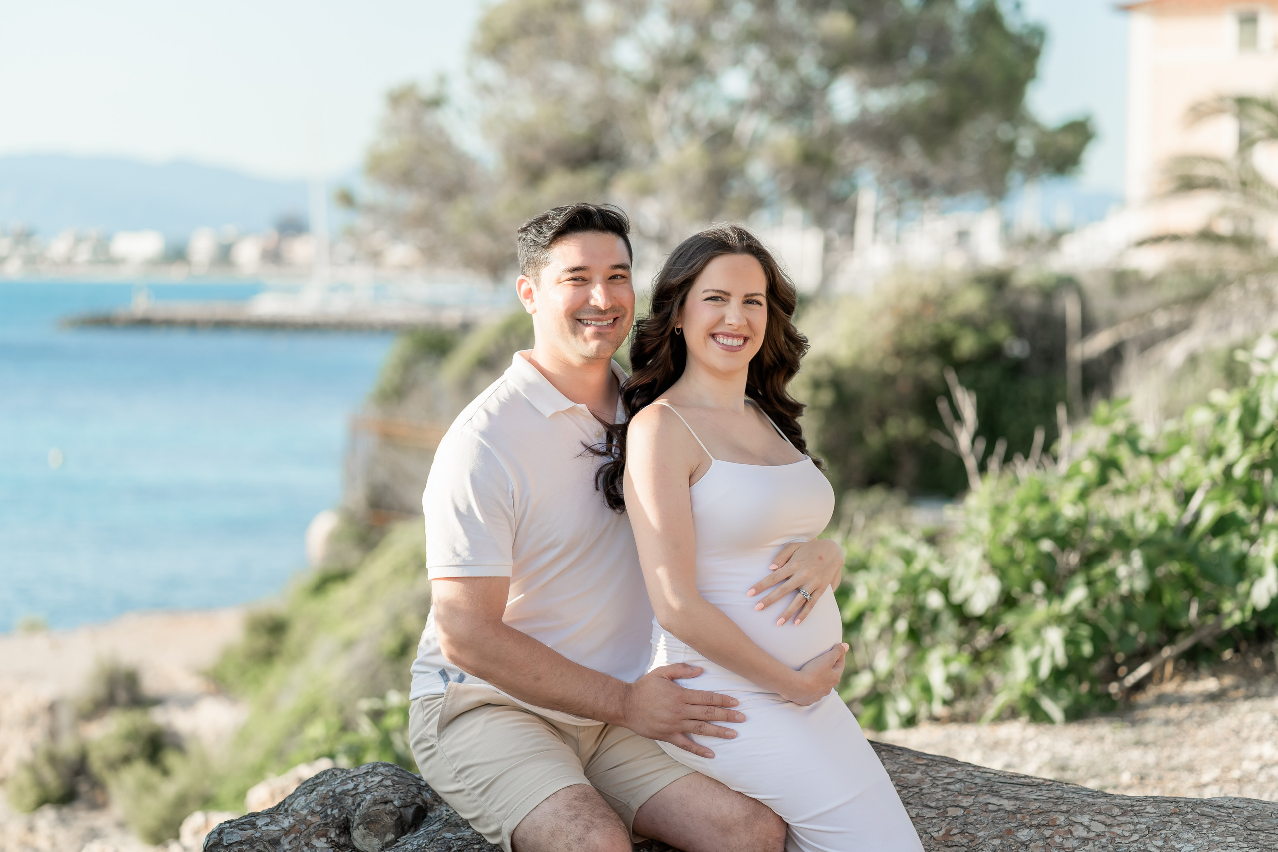 Maternity Photoshoot by the Sea in Mallorca – Natural & Timeless Moments. Deine Fotografin auf Mallorca für Familien und Business