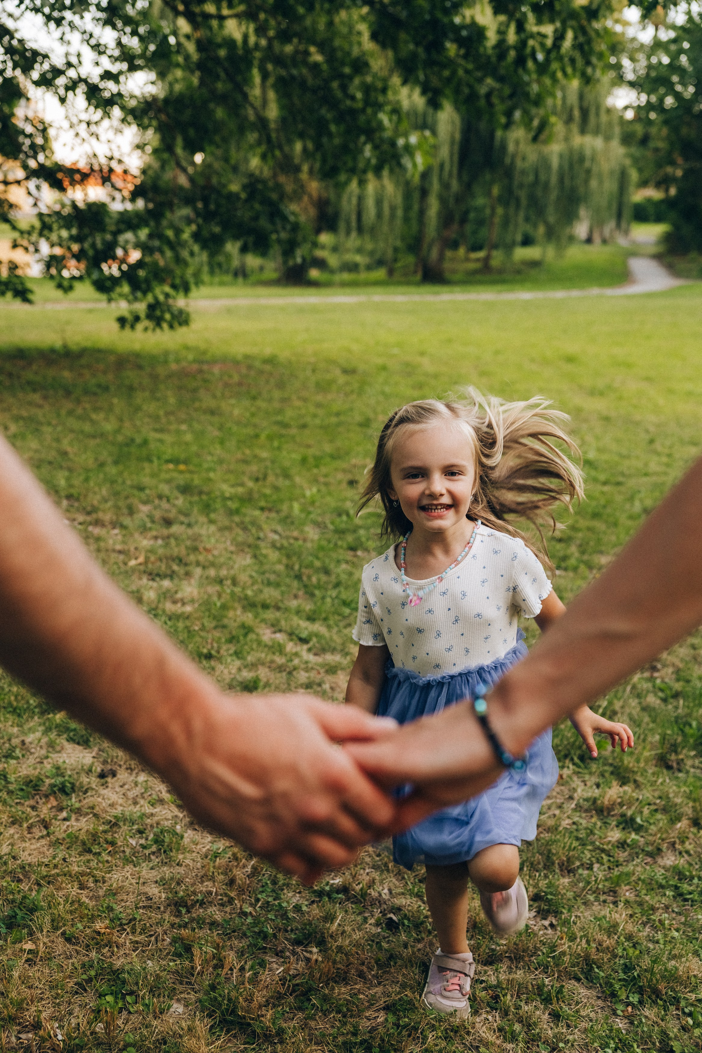 Family in the Park. Lifestyle and Family Photographer in Pisek Oxana Telupilova