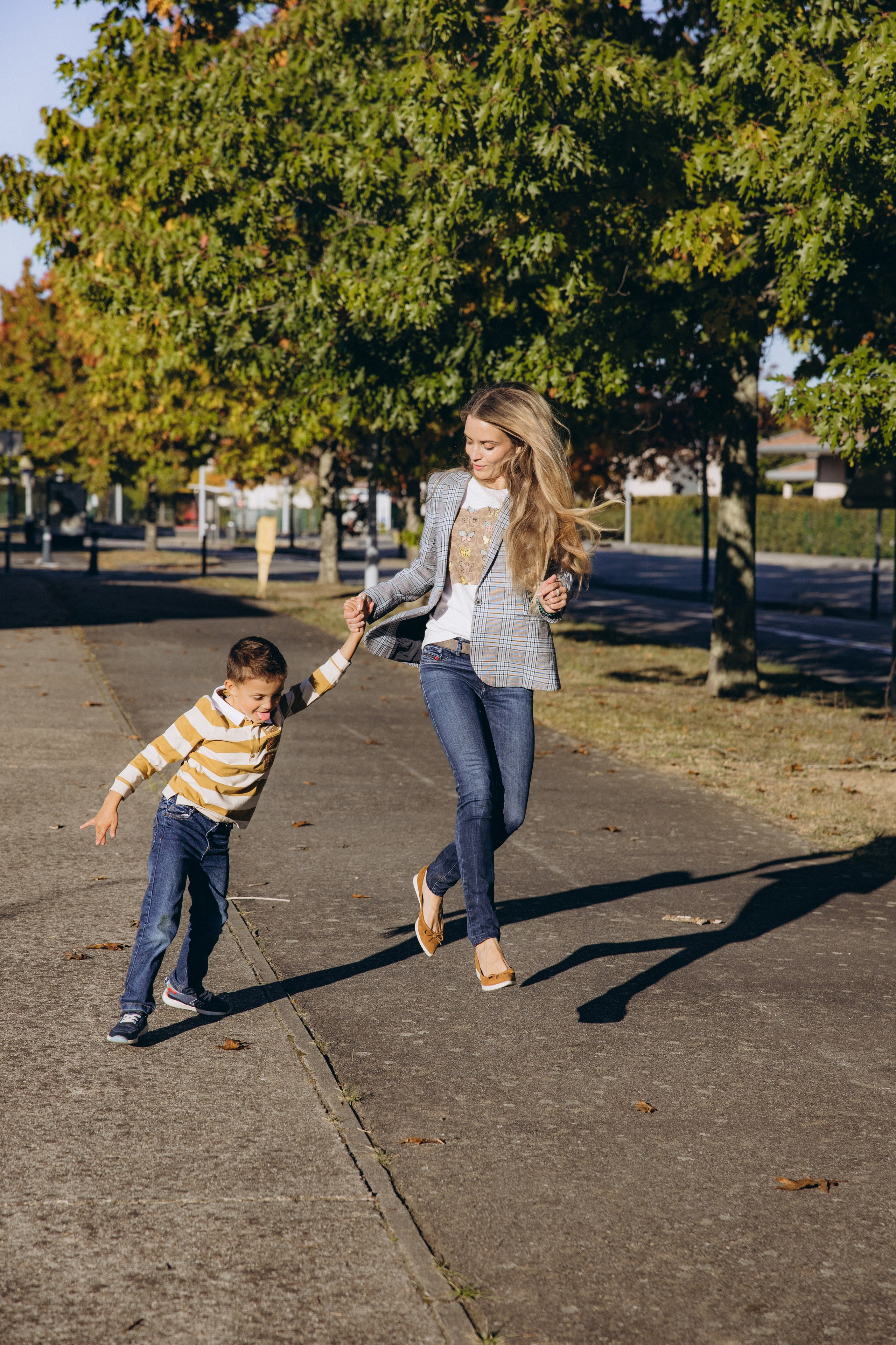 Autumn mother-son family photoshoot in Toulouse. Eugenie Smirnova — wedding, corporate and lifestyle photographer in Toulouse and Southwest France