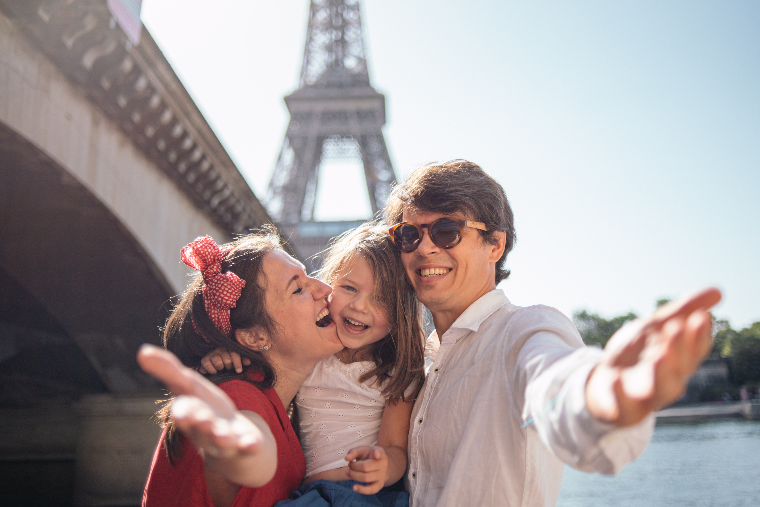 Elegant family moments by the Eiffel tower. Ksenia Marchand/ Lifestyle photographer in Paris