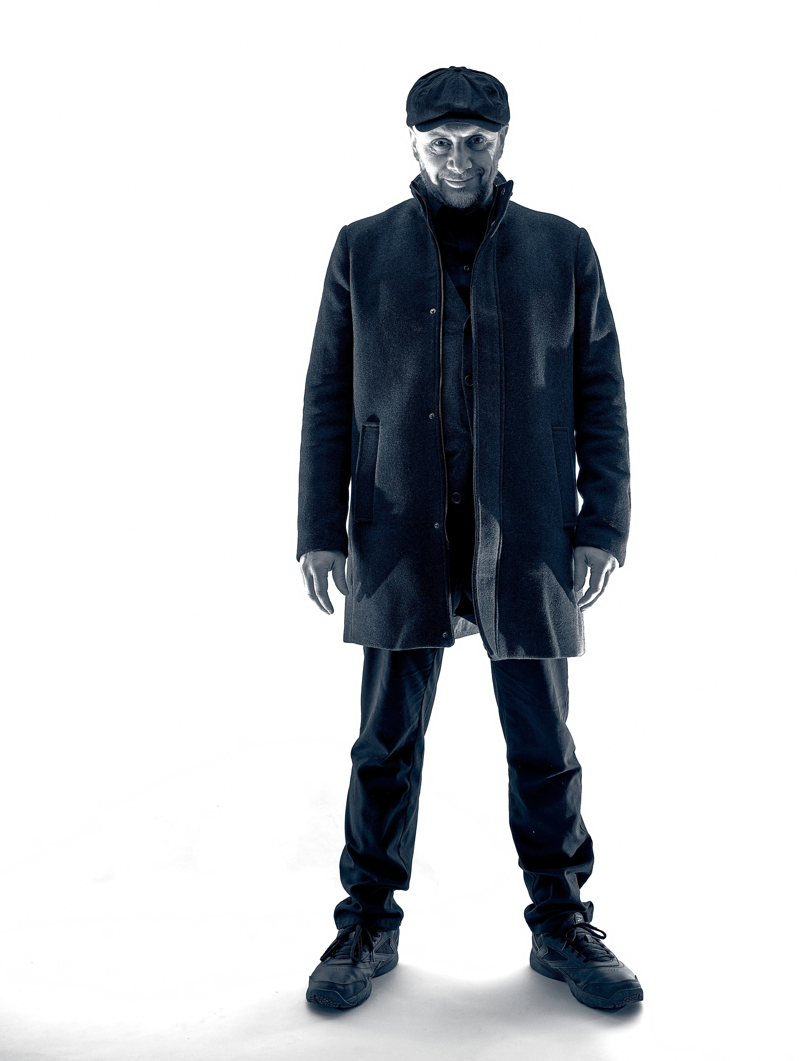 Portretowy fotograf Andriej Szypiłow - Spojrzenie na Kumpla w stylu Noir. Każdy z nas ma swoją ciemną stronę… Portret czarno-biały. BW. Black and White Portrait.