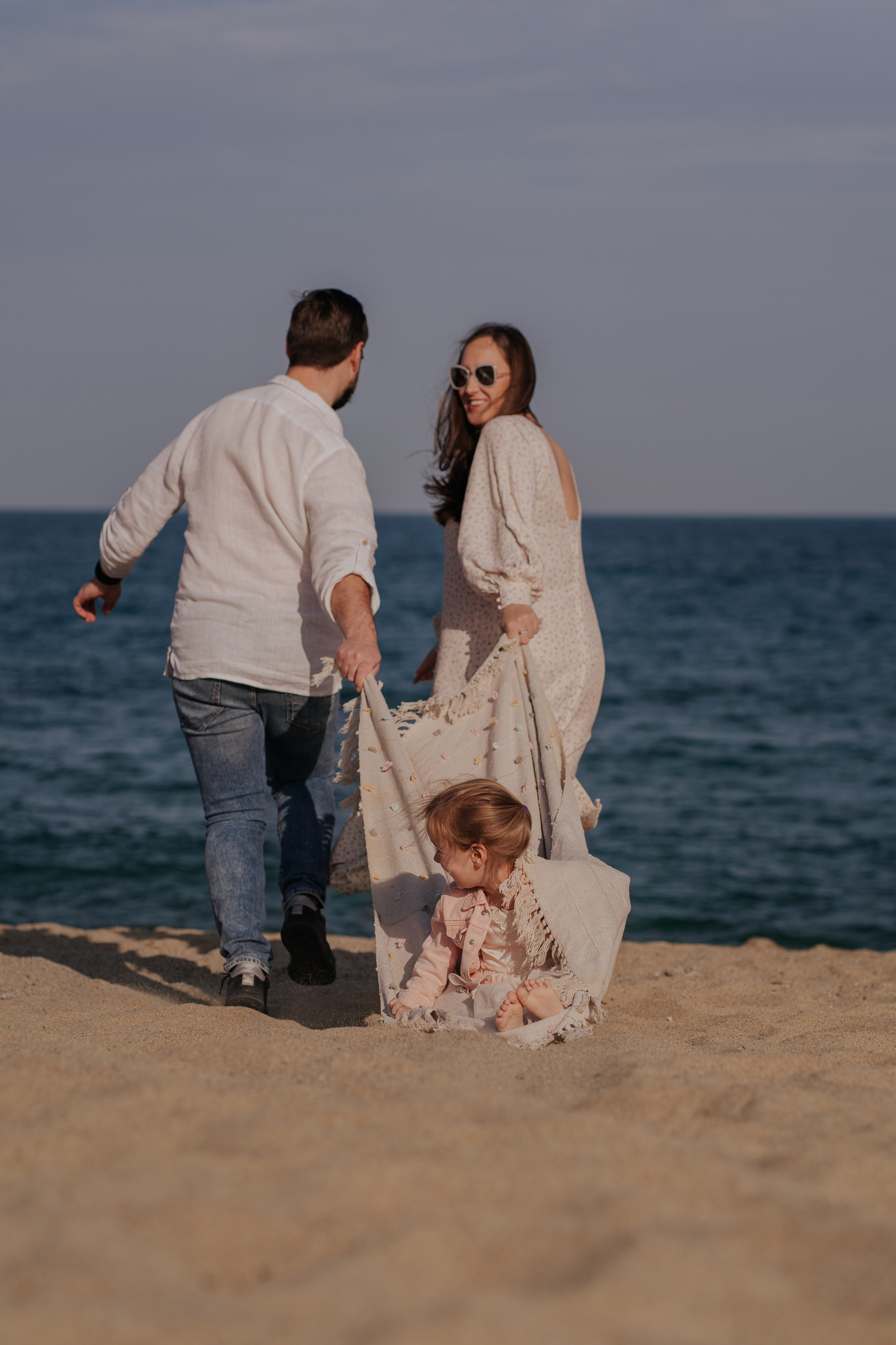 Family Barcelona on the sea. DiaFoto — Wow Photographer in Barcelona | Premium Barcelona Photoshoot Experience