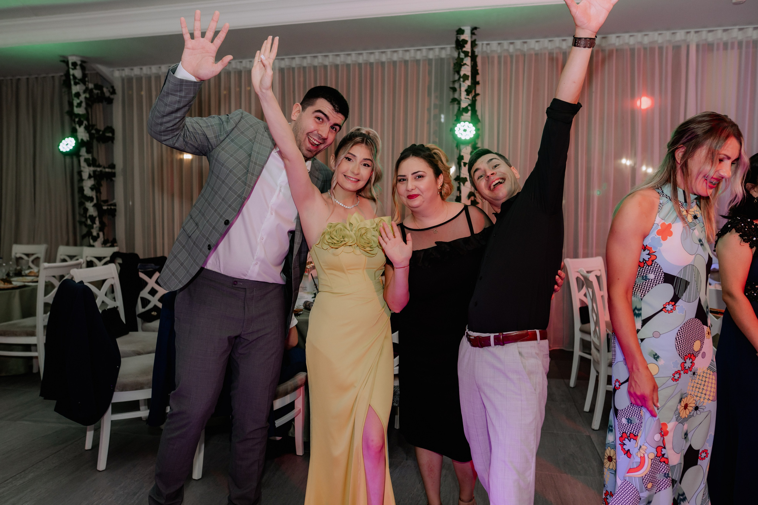 Cununie civila in aer liber , artificii de zi colorate , decor nunta , nunta la Hotel Traian. Proud Vision Weddings | Wedding Photography & Film — Servicii profesionale Foto Video Nunta Iasi