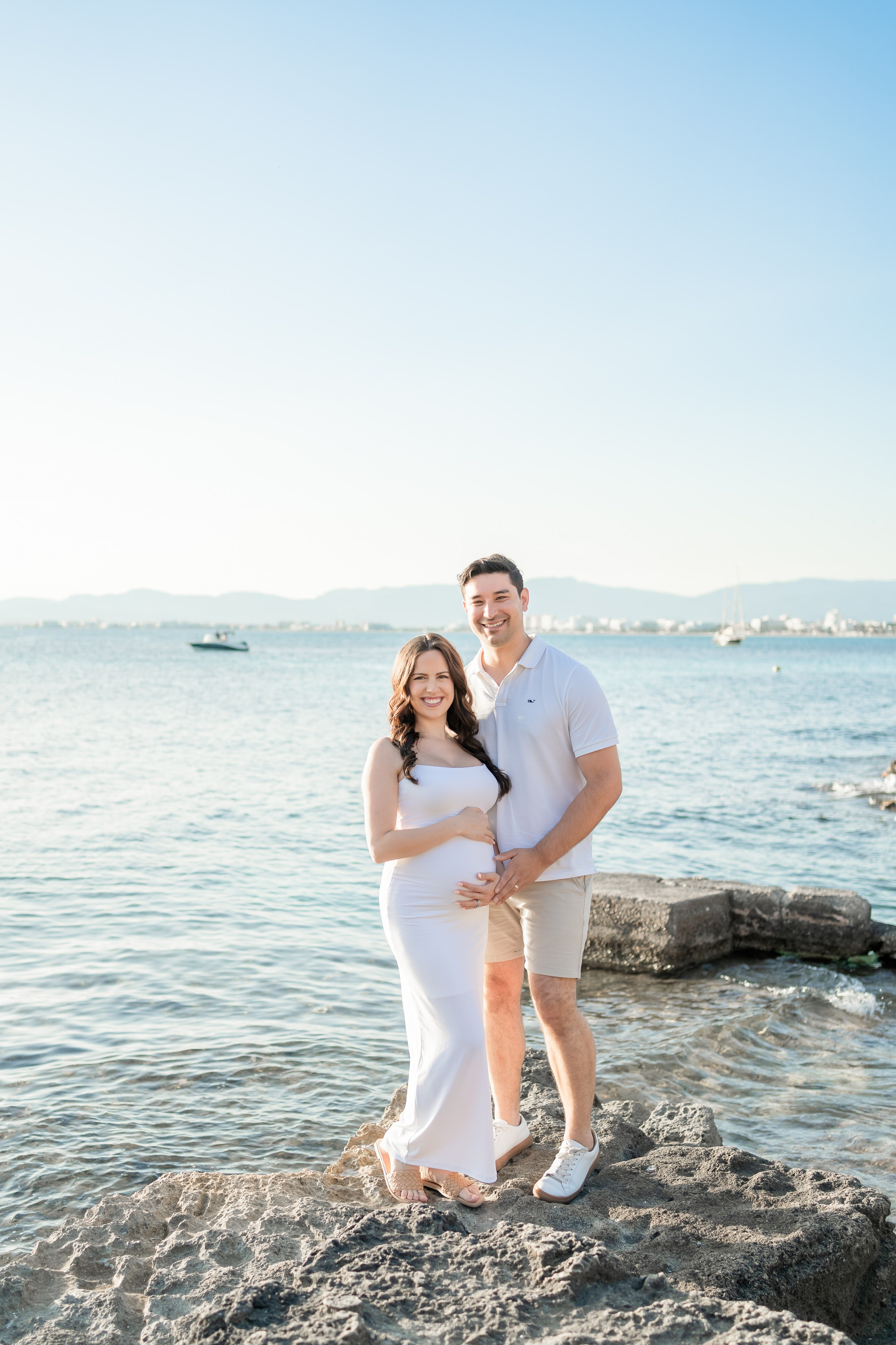 Maternity Photoshoot by the Sea in Mallorca – Natural & Timeless Moments. Deine Fotografin auf Mallorca für Familien und Business