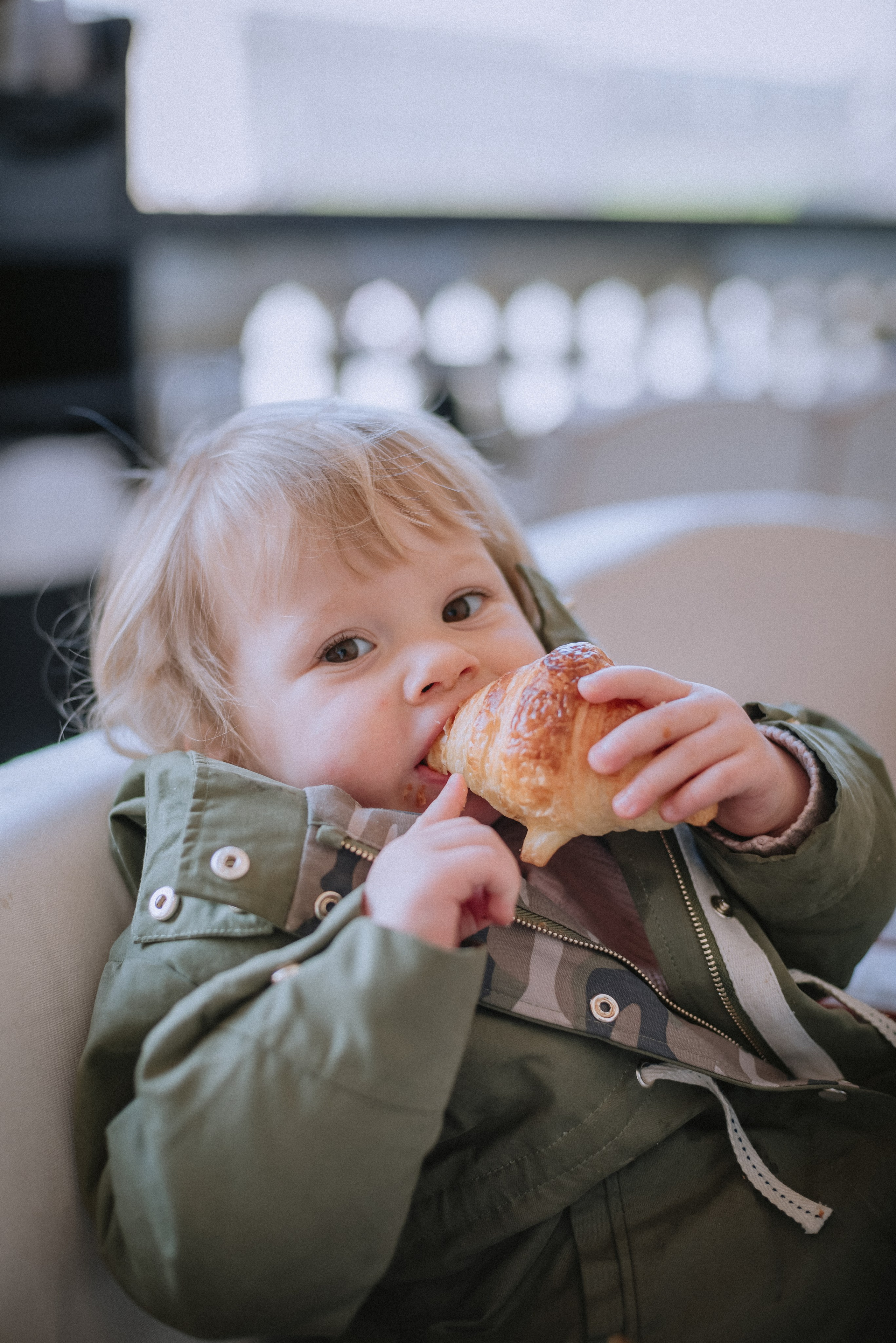 Lifestyle family walk in Tuileries Gardens. Ksenia Marchand/ Lifestyle photographer in Paris