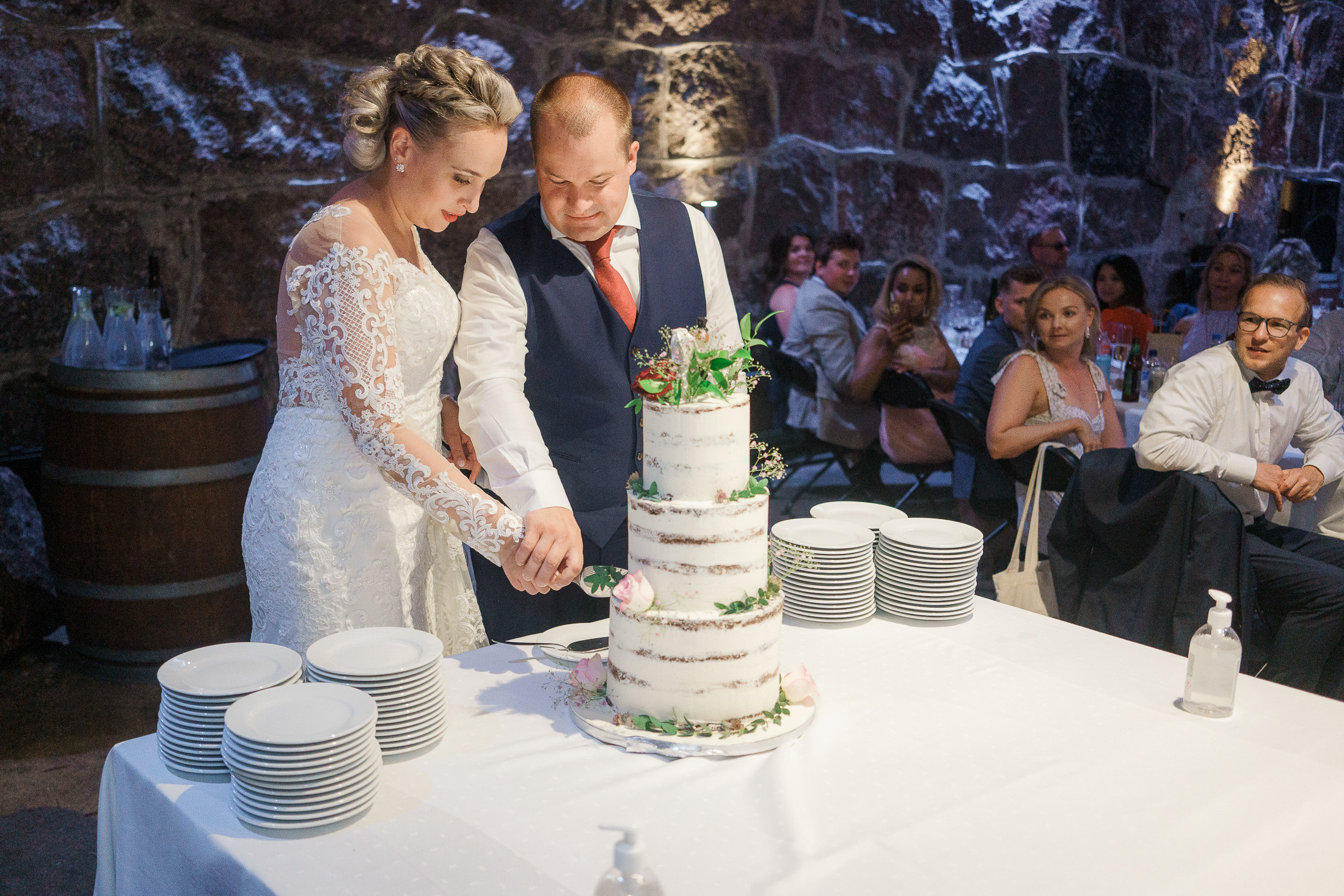 Heli&Sami, hääkuvaus Agroksenmäen holvikellari