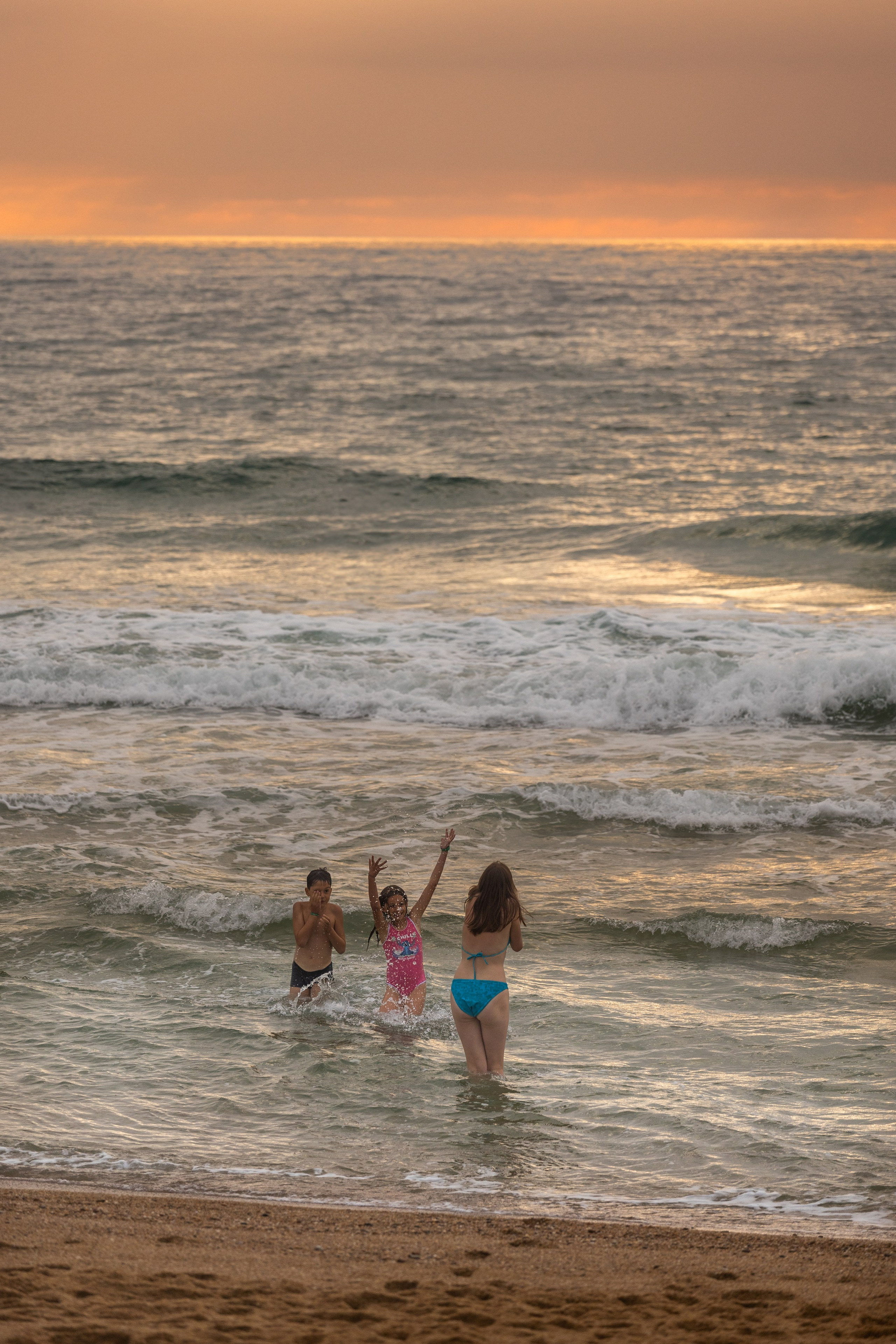 Family photoshoot by the ocean. Labenne Ocean Beach 2024. Eugenie Smirnova — wedding, corporate and lifestyle photographer in Toulouse and Southwest France