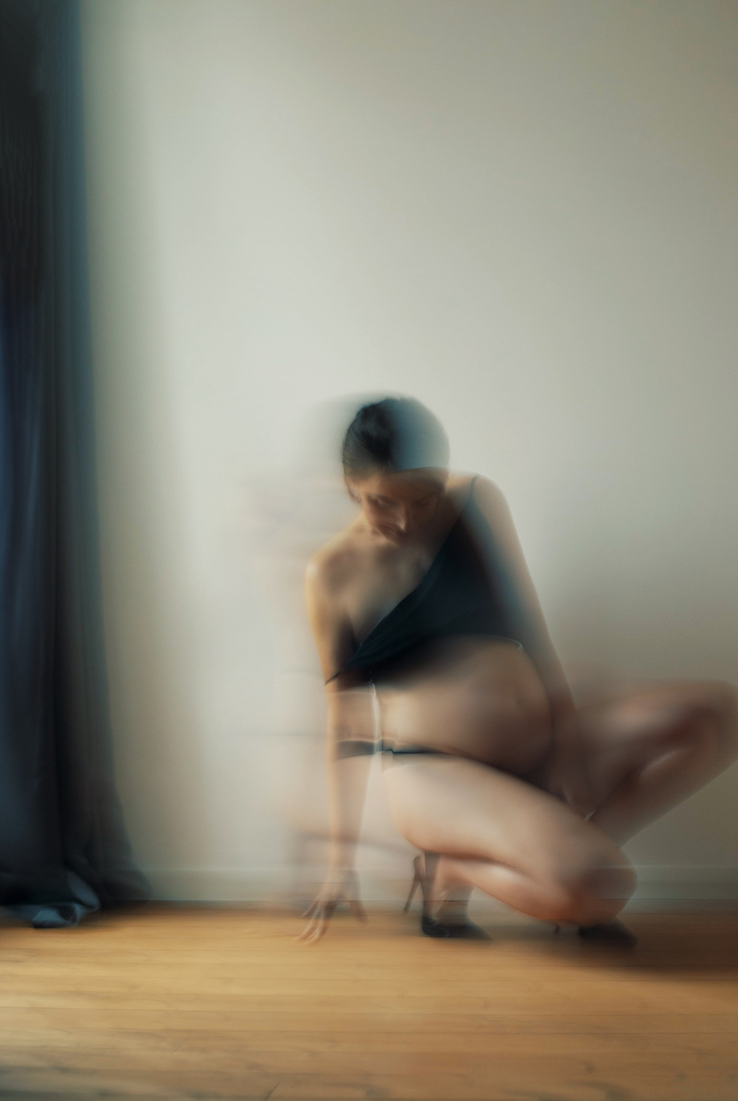 Portrait artistique flou d'une femme enceinte assise au sol, ambiance douce et contemplative