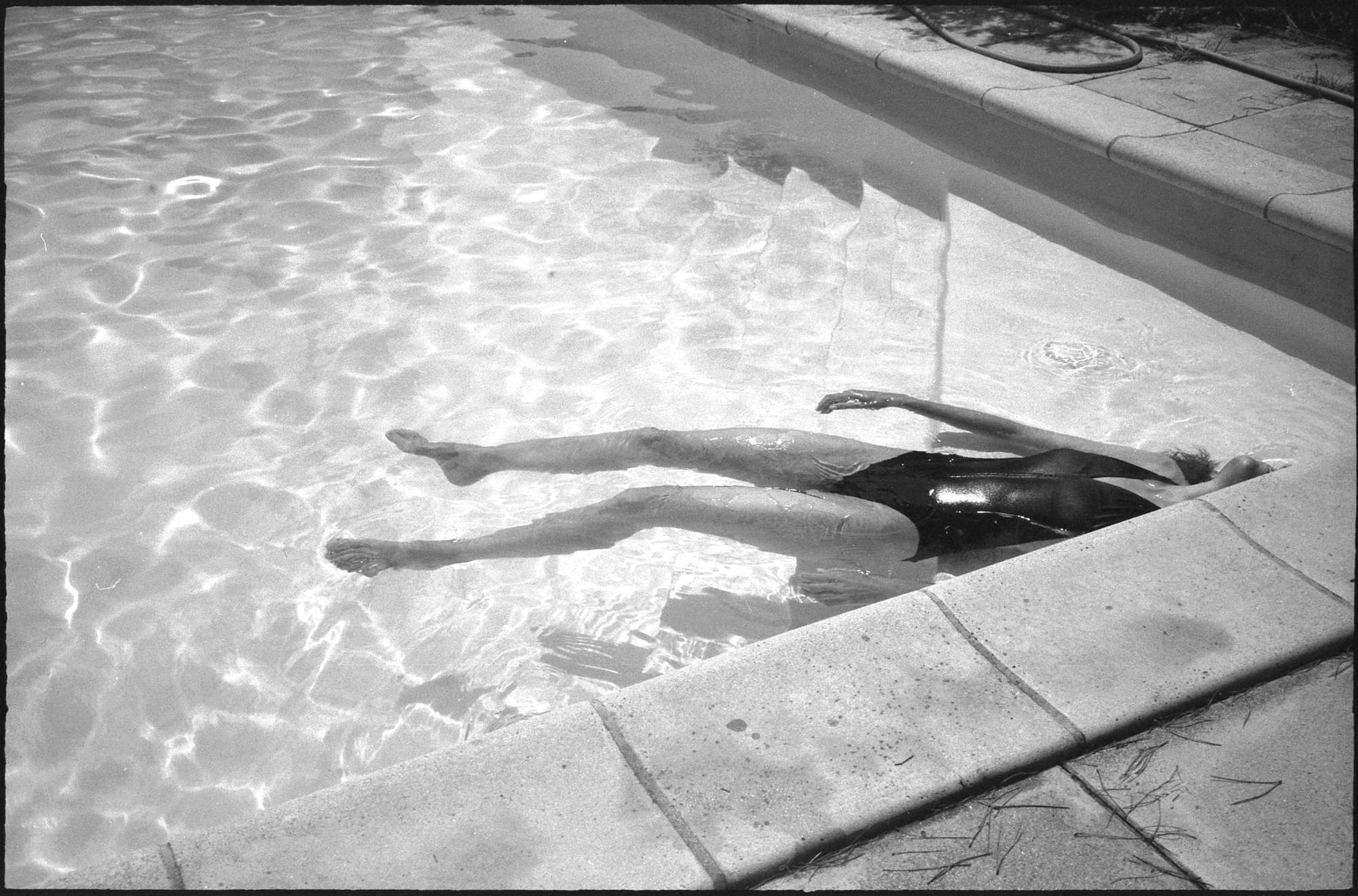 Black and white photo, a girl in a pool in France Arles.