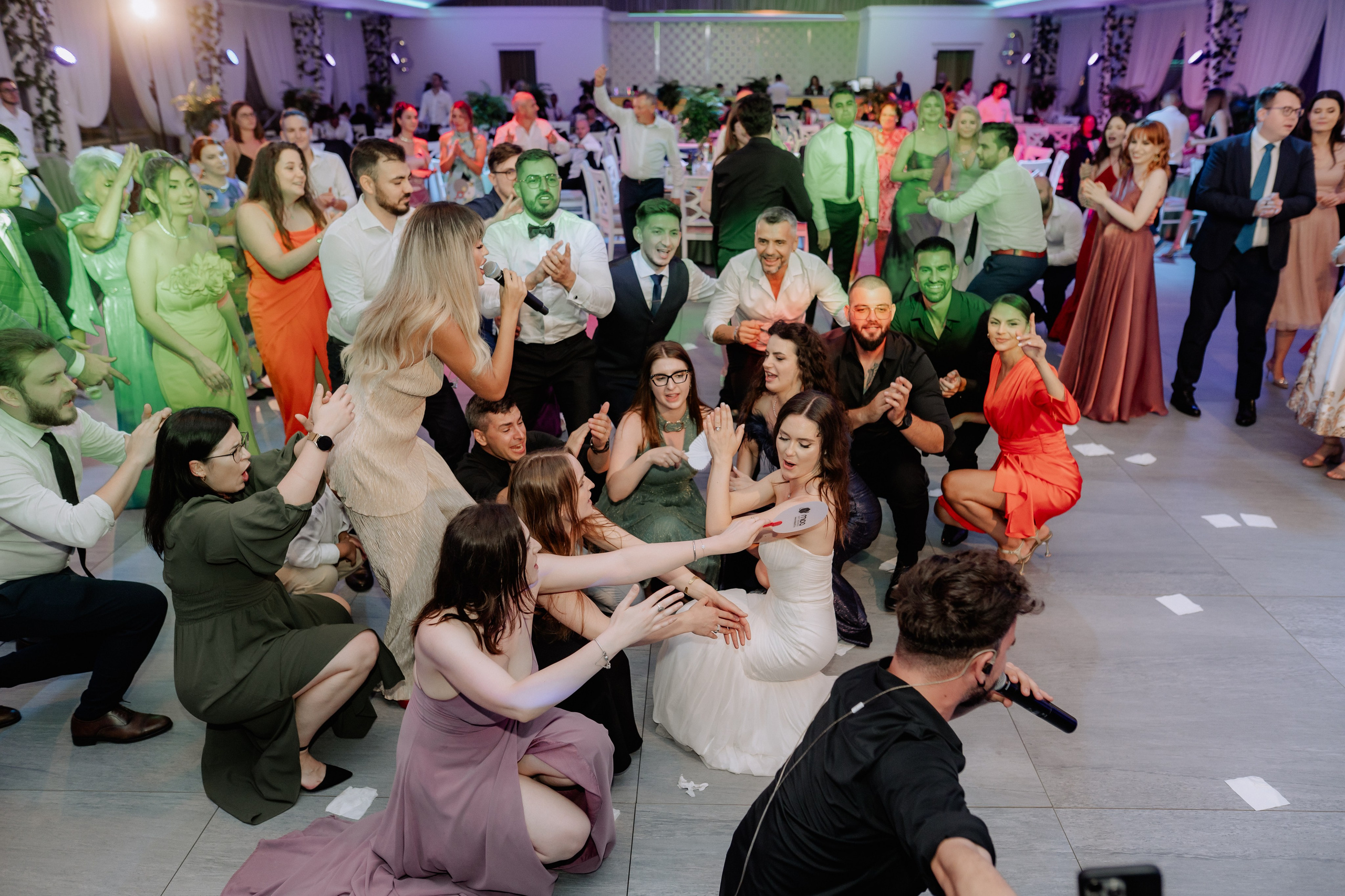 Cununie civila in aer liber , artificii de zi colorate , decor nunta , nunta la Hotel Traian. Proud Vision Weddings | Wedding Photography & Film — Servicii profesionale Foto Video Nunta Iasi