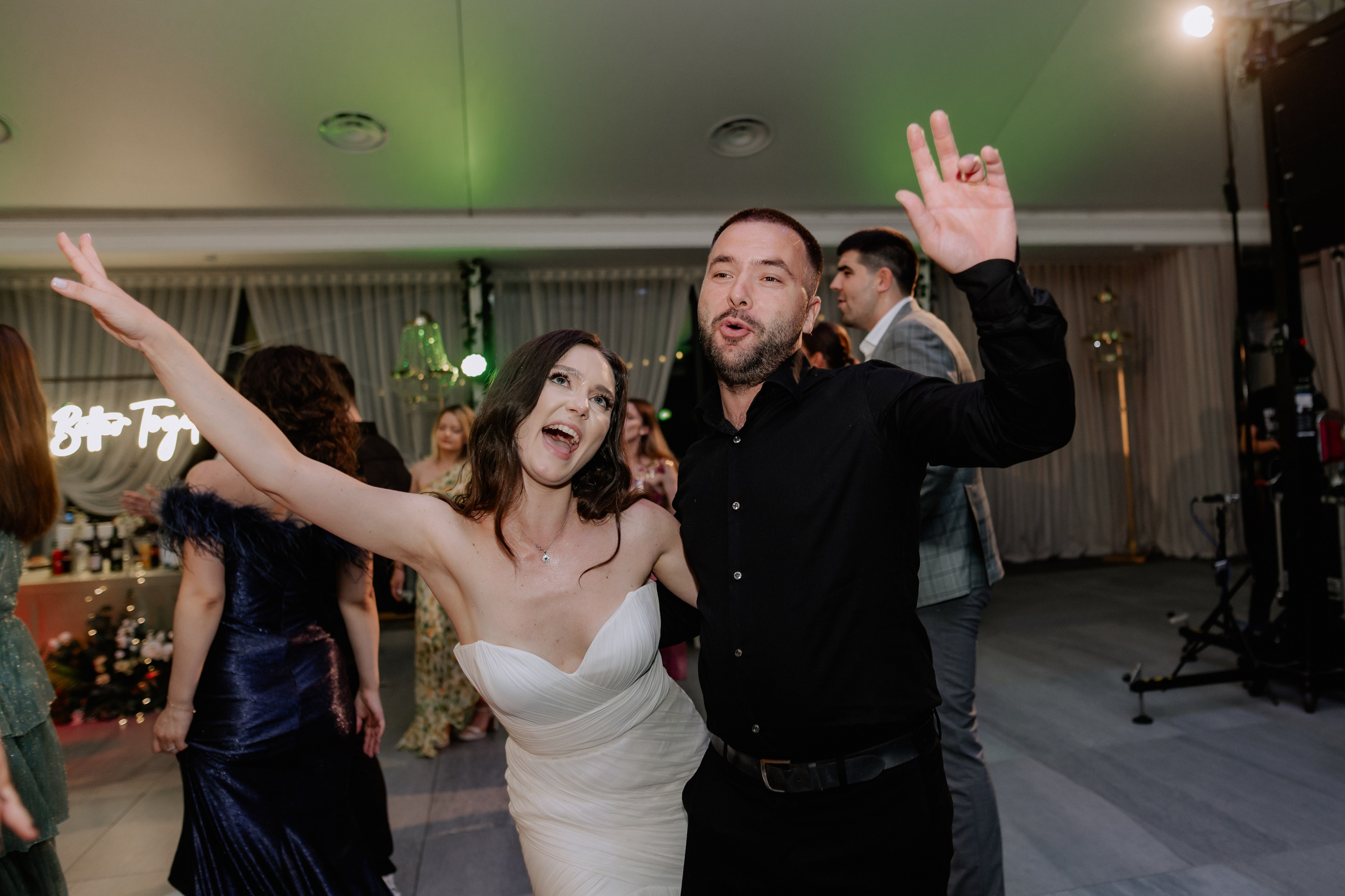 Cununie civila in aer liber , artificii de zi colorate , decor nunta , nunta la Hotel Traian. Proud Vision Weddings | Wedding Photography & Film — Servicii profesionale Foto Video Nunta Iasi