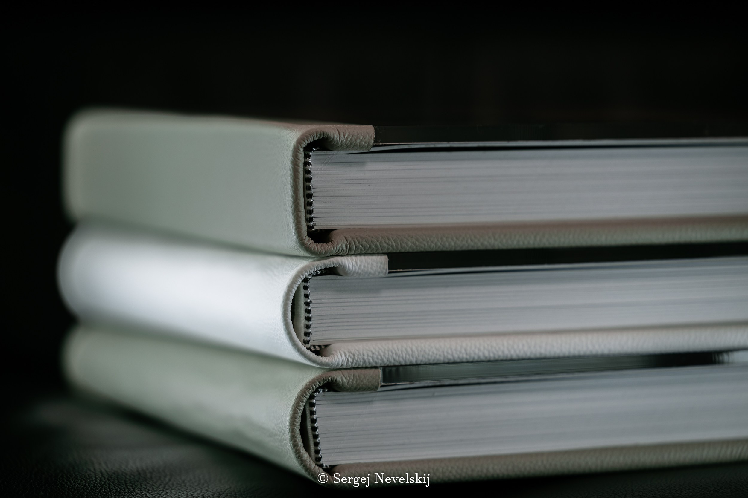 Premium-Fotoalbum mit Einband aus hellbeigem Naturleder und transparenter Acrylglas-Deckplatte, Layflat-Bindung mit Metallspirale. Ideales Hochzeits- oder Familienalbum der Luxusklasse. Hochwertige Verarbeitung, dicke Seiten mit silbernem Schnitt. Perfekt für exklusive Fotobücher.