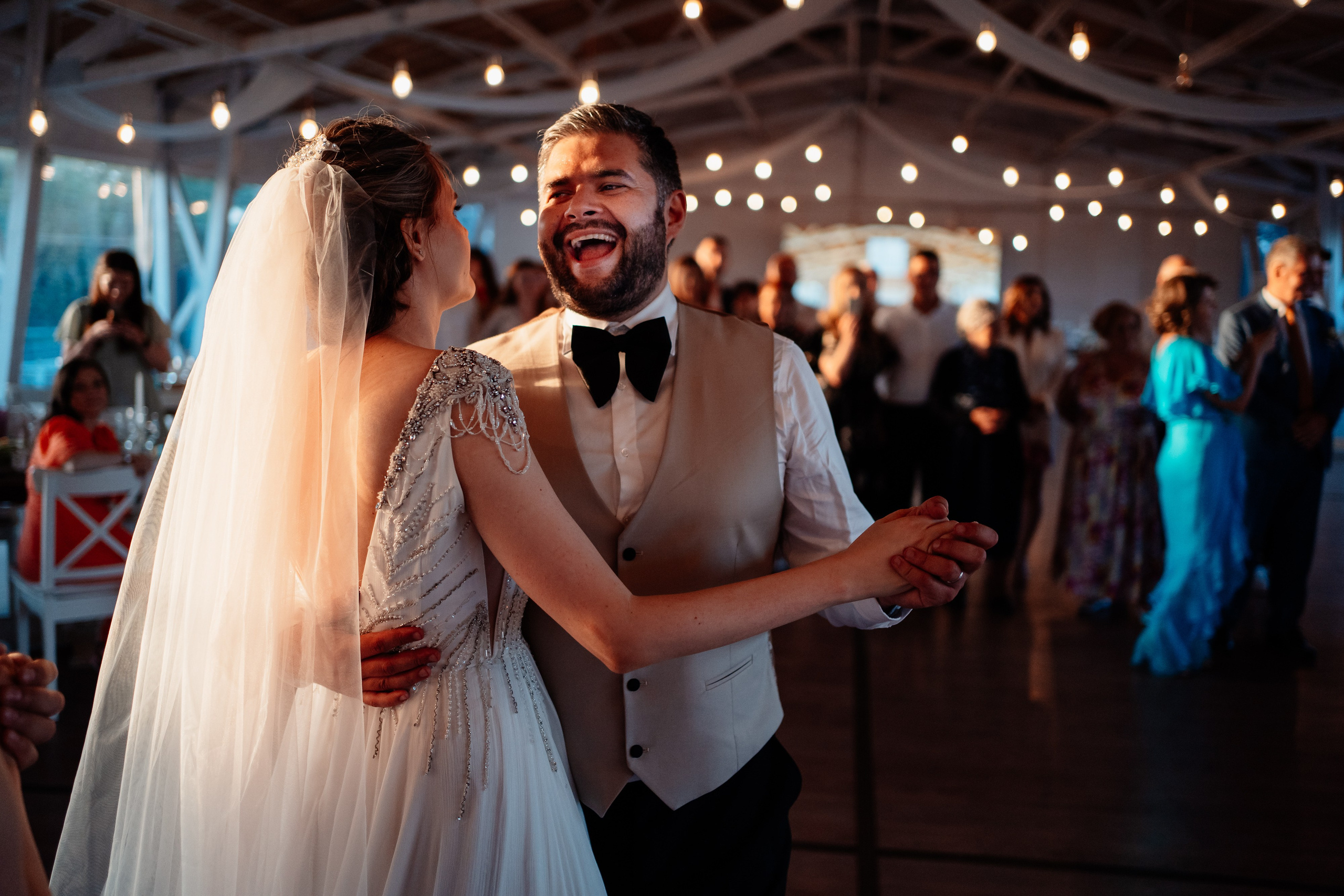 Moment emoționant între miri în ziua nunții, surprins într-un cadru natural și romantic, la Grădina Lahovari. Fotografie de nuntă profesională, editată artistic pentru a evidenția emoția și eleganța evenimentului.