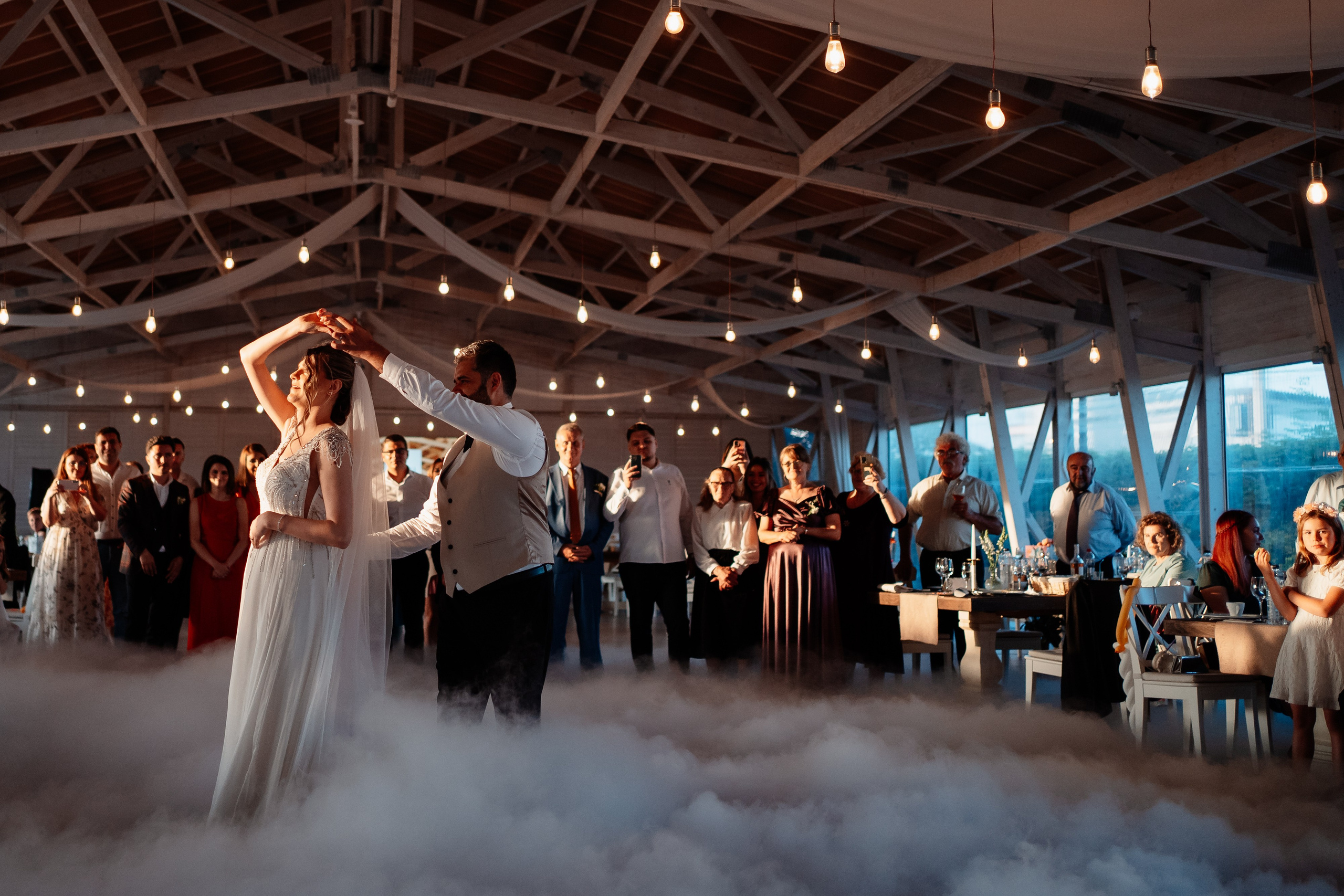 Moment emoționant între miri în ziua nunții, surprins într-un cadru natural și romantic, la Grădina Lahovari. Fotografie de nuntă profesională, editată artistic pentru a evidenția emoția și eleganța evenimentului.