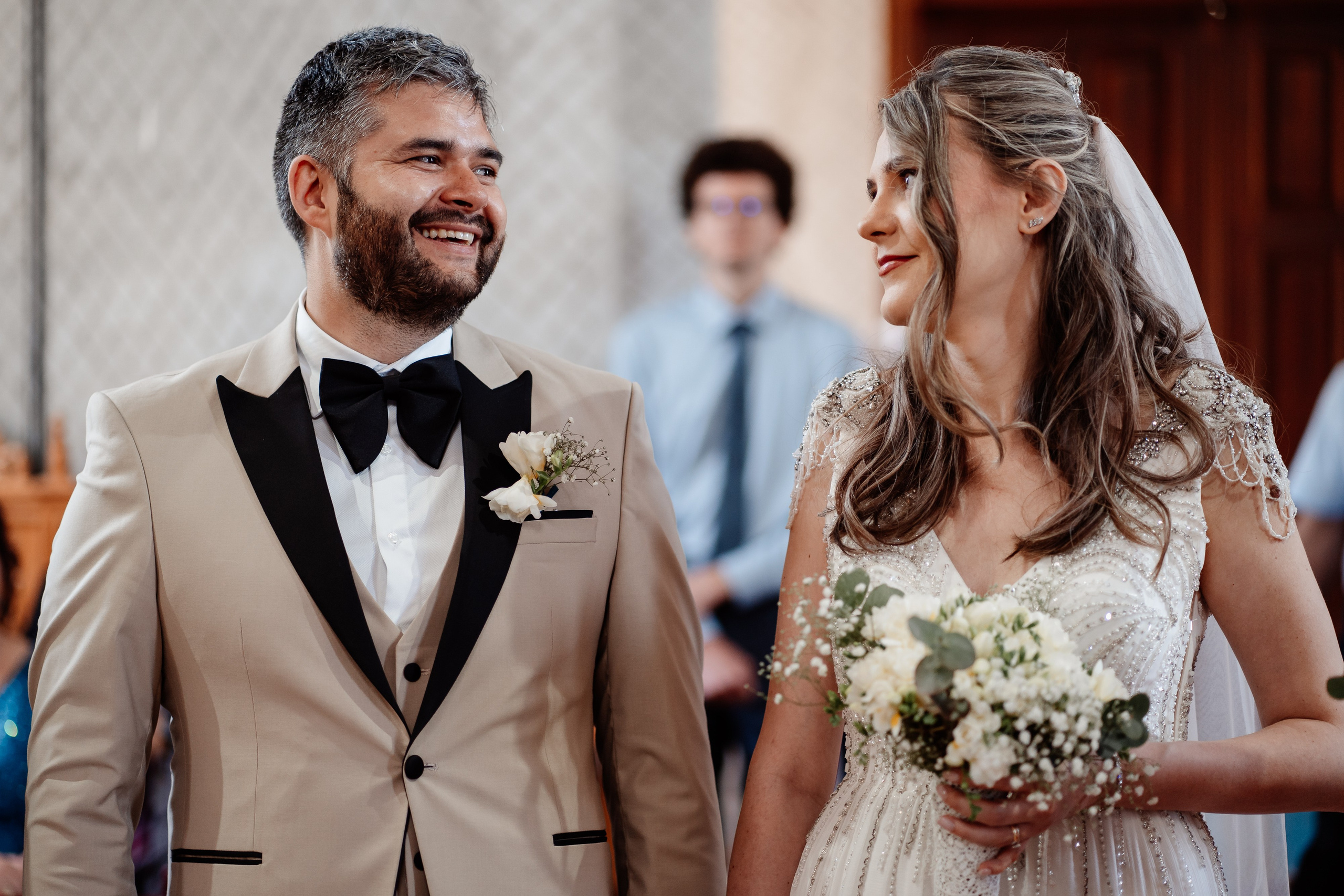 Moment emoționant între miri în ziua nunții, surprins într-un cadru natural și romantic, la Grădina Lahovari. Fotografie de nuntă profesională, editată artistic pentru a evidenția emoția și eleganța evenimentului.