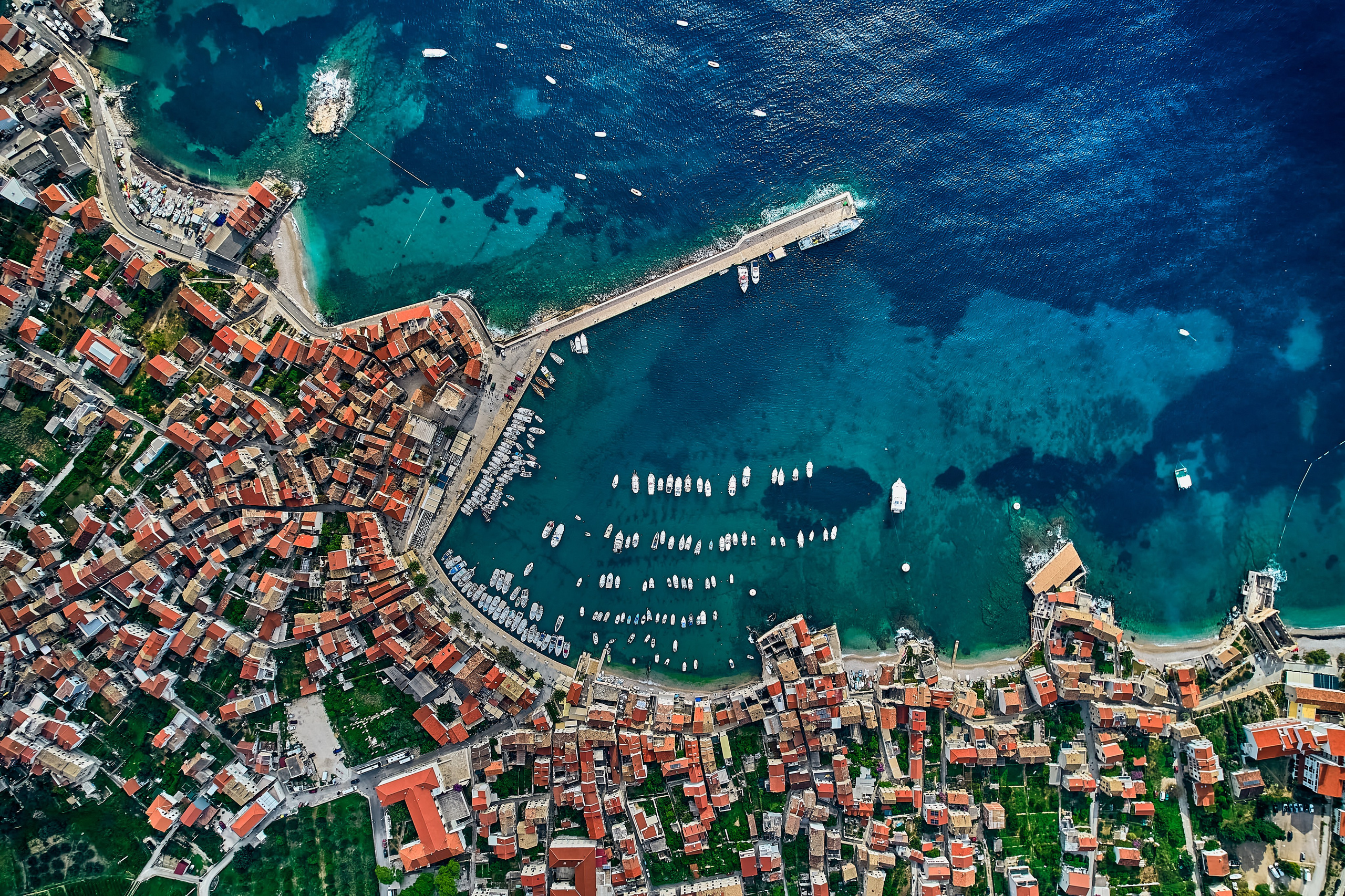 Andriej Szypiłow - fotografia i wideografia - Widok z lotu ptaka na zachód słońca w Komiży - na zachodnim brzegu pięknej i malowniczej wyspy Vis
