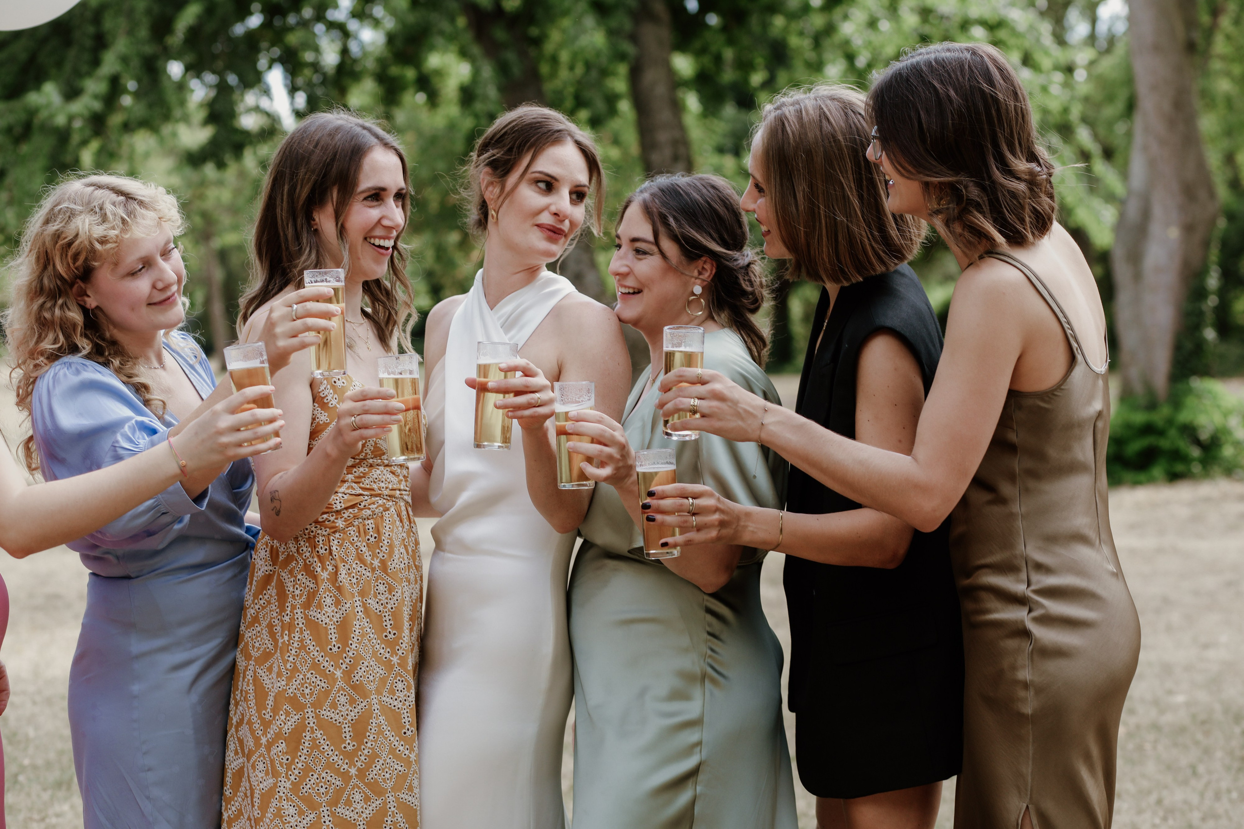 Gruppenfoto bei der Hochzeitsfeier im Schlösschen Limburgerhof – natürliche Reportage