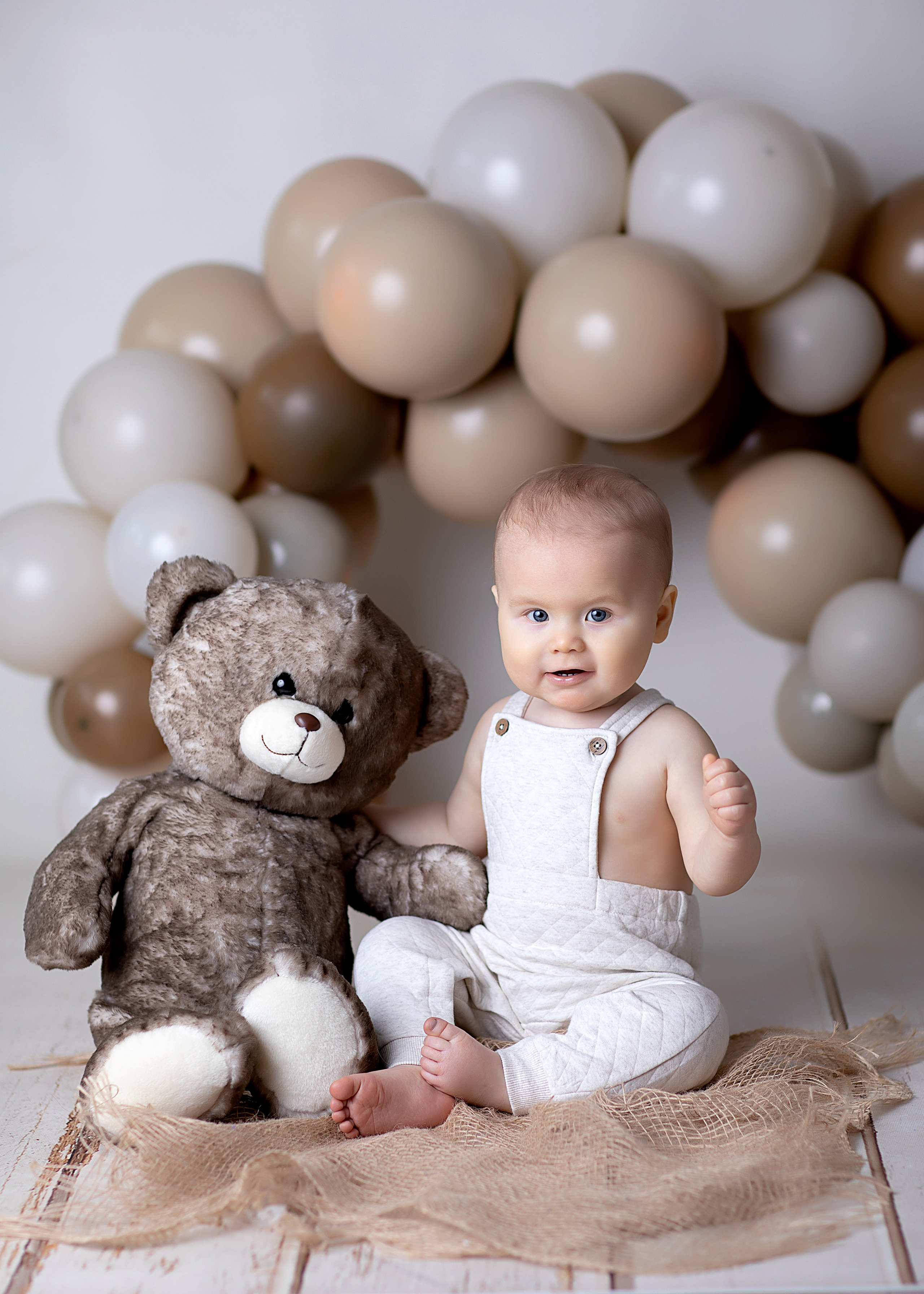 Dokumentera ditt barns första års lycka med en rolig och festlig fotografering som hyllar deras födelsedag och utveckling.