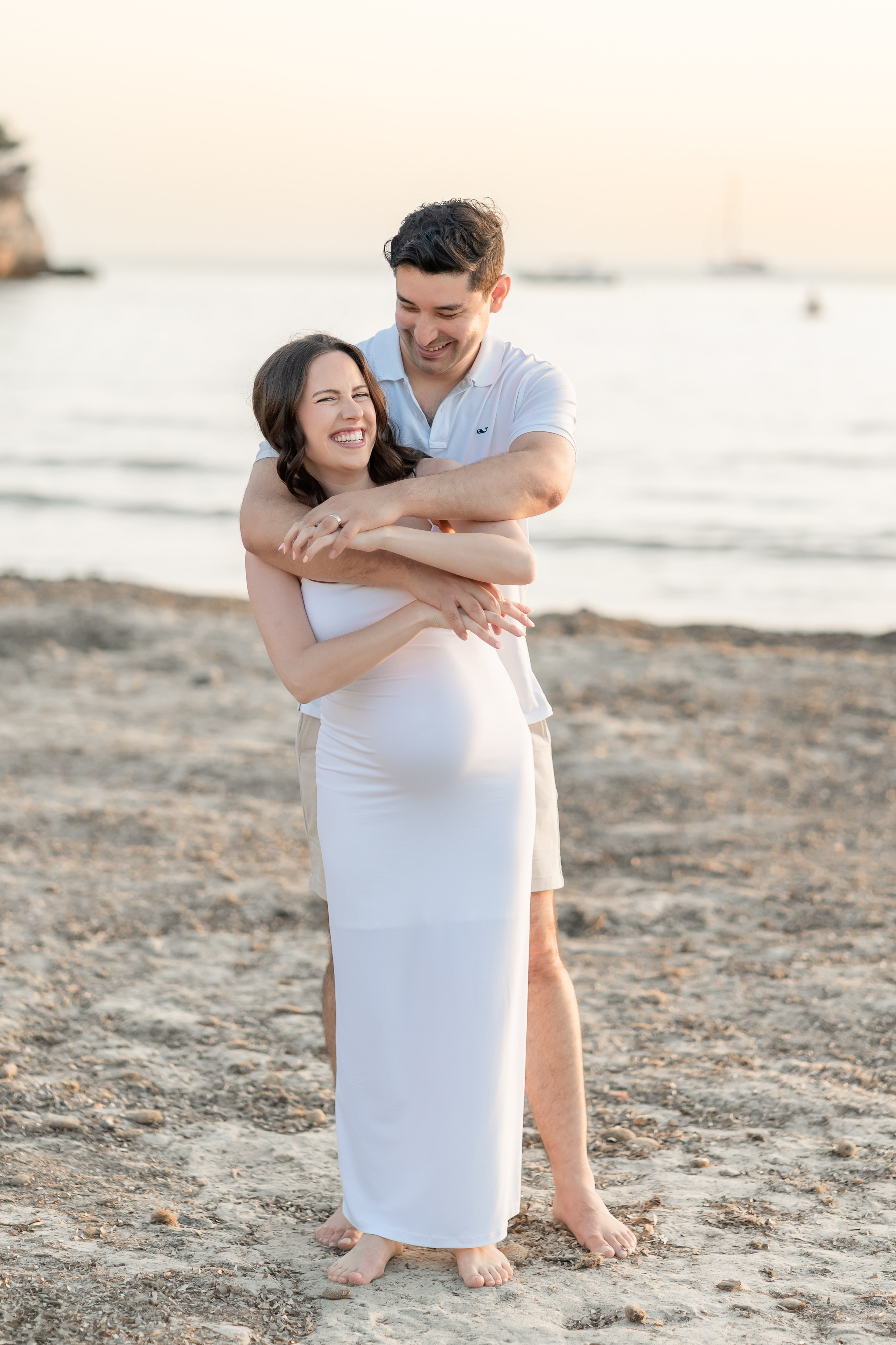Maternity Photoshoot by the Sea in Mallorca – Natural & Timeless Moments. Deine Fotografin auf Mallorca für Familien und Business