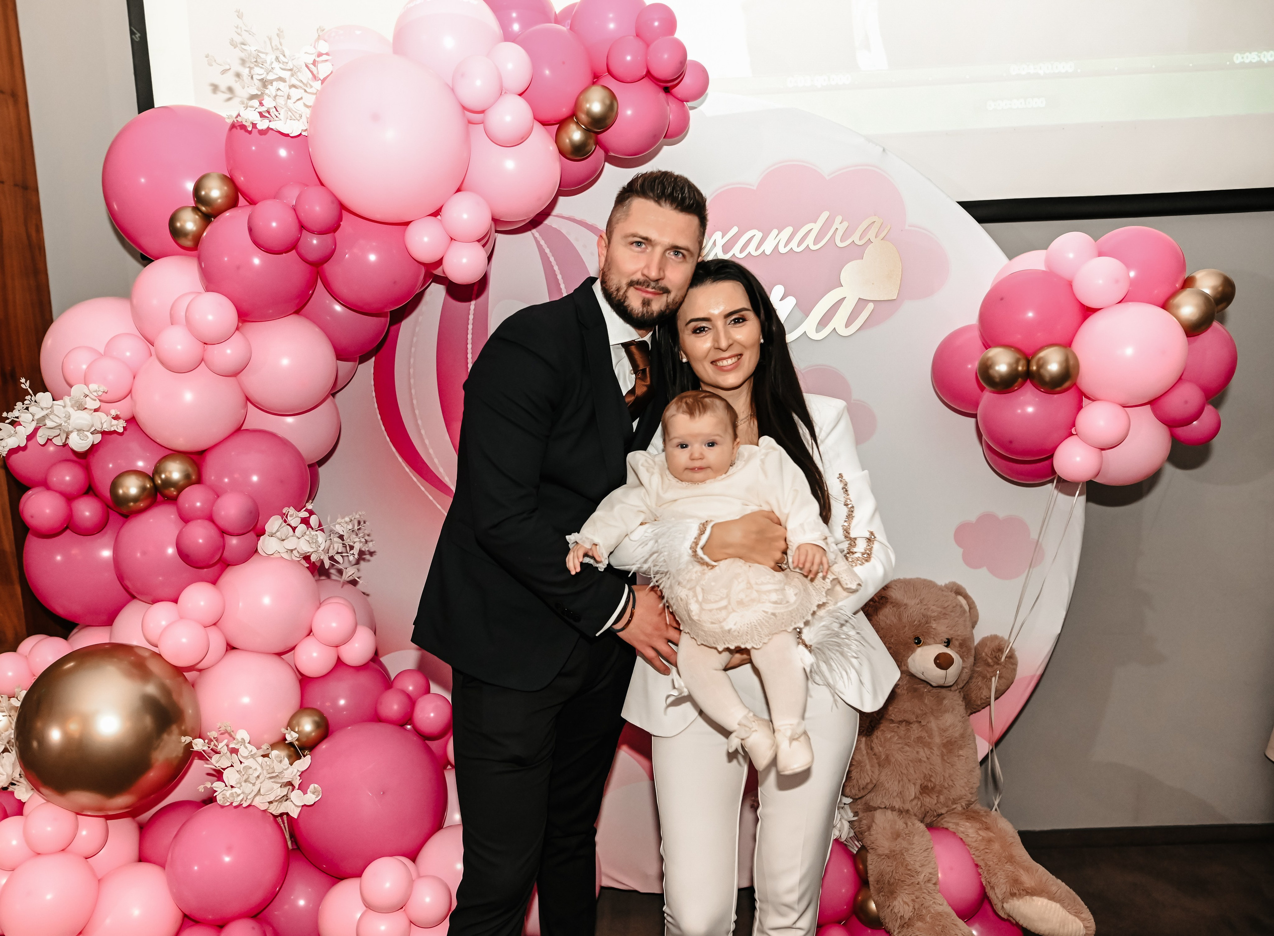 Parintii țin copilul în brațe – fotografie simbolică de botez Ana Maria Drăgan