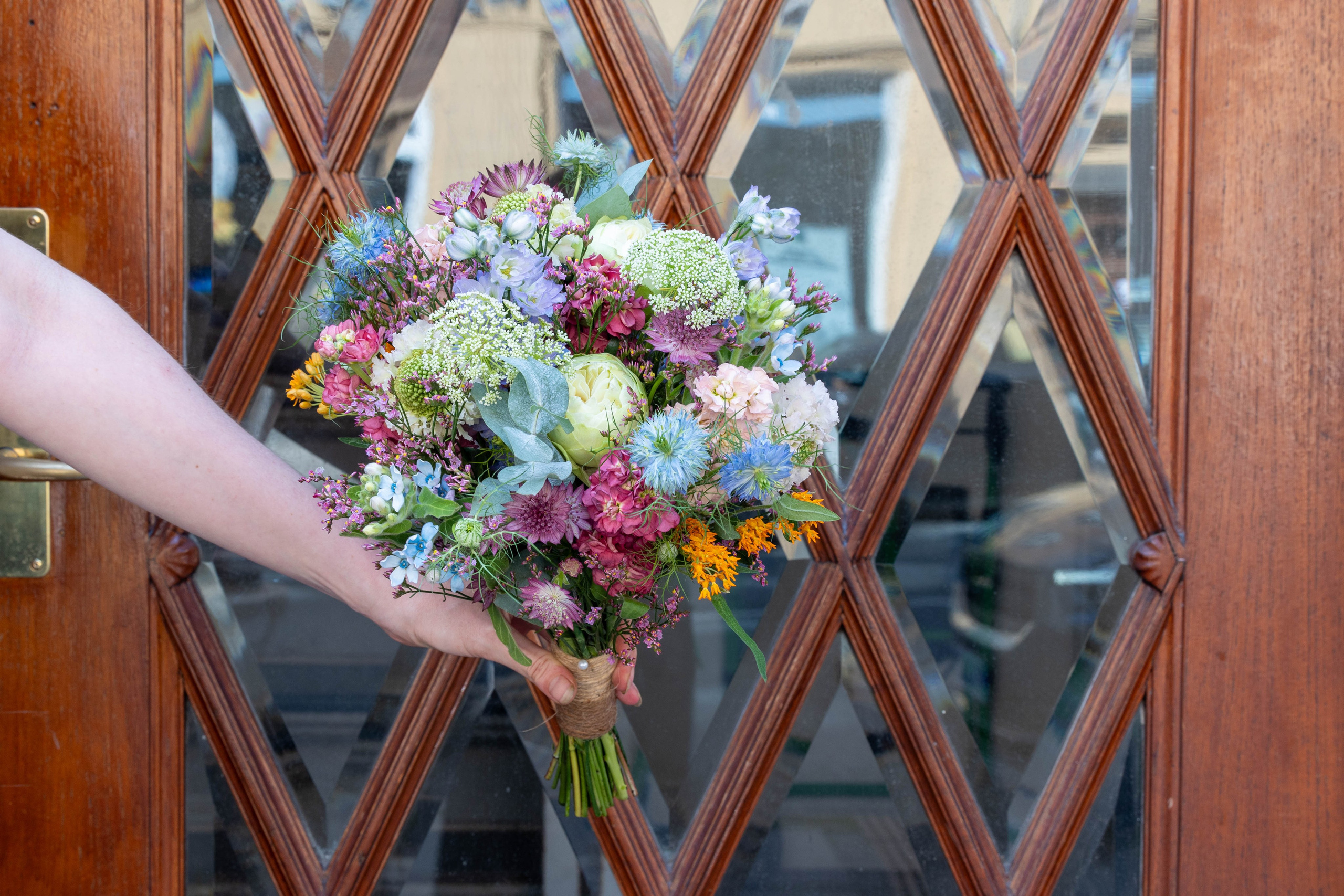 Et bryllup er en stor og særlig begivenhed, hvor det rette valg af blomster er afgørende. Vi skræddersyr brudebuketten efter dine ønsker, så den passer perfekt til jeres dag. Akropolis Blomster, Aarhus 