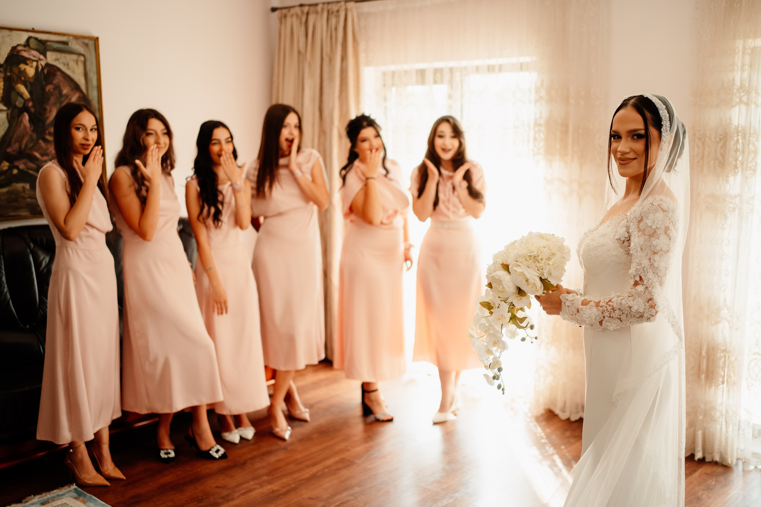 Moment emoționant între miri în ziua nunții, surprins într-un cadru natural și romantic, la Reina Events. Fotografie de nuntă profesională, editată artistic pentru a evidenția emoția și eleganța evenimentului.