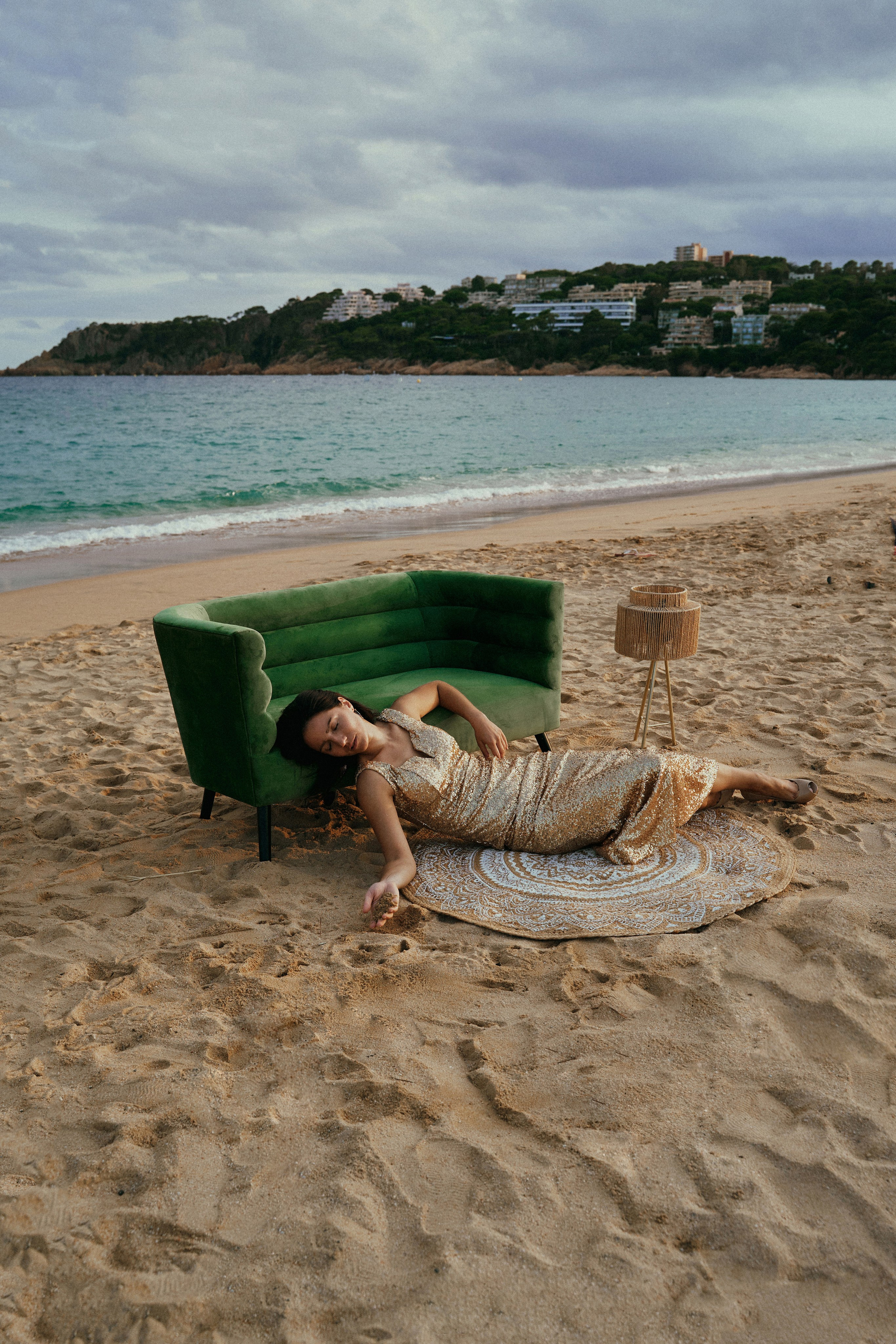 Майя. Диван на пляже