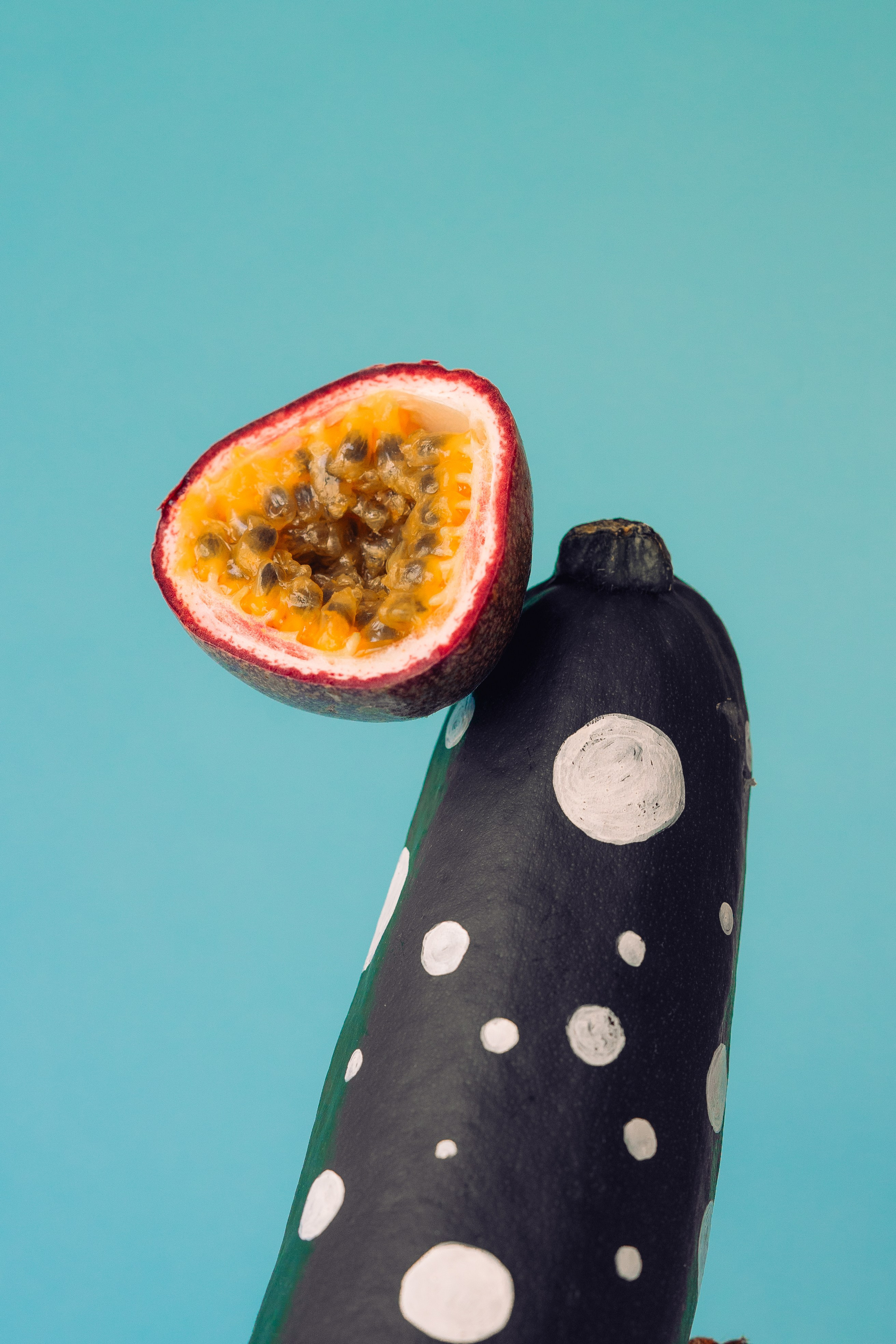 Projeto pontilhado pintado de maracujá e courgette. exposição criativa do projeto pontilhado pintado maracuja e abobrinha em um pano de fundo azul brilhante.