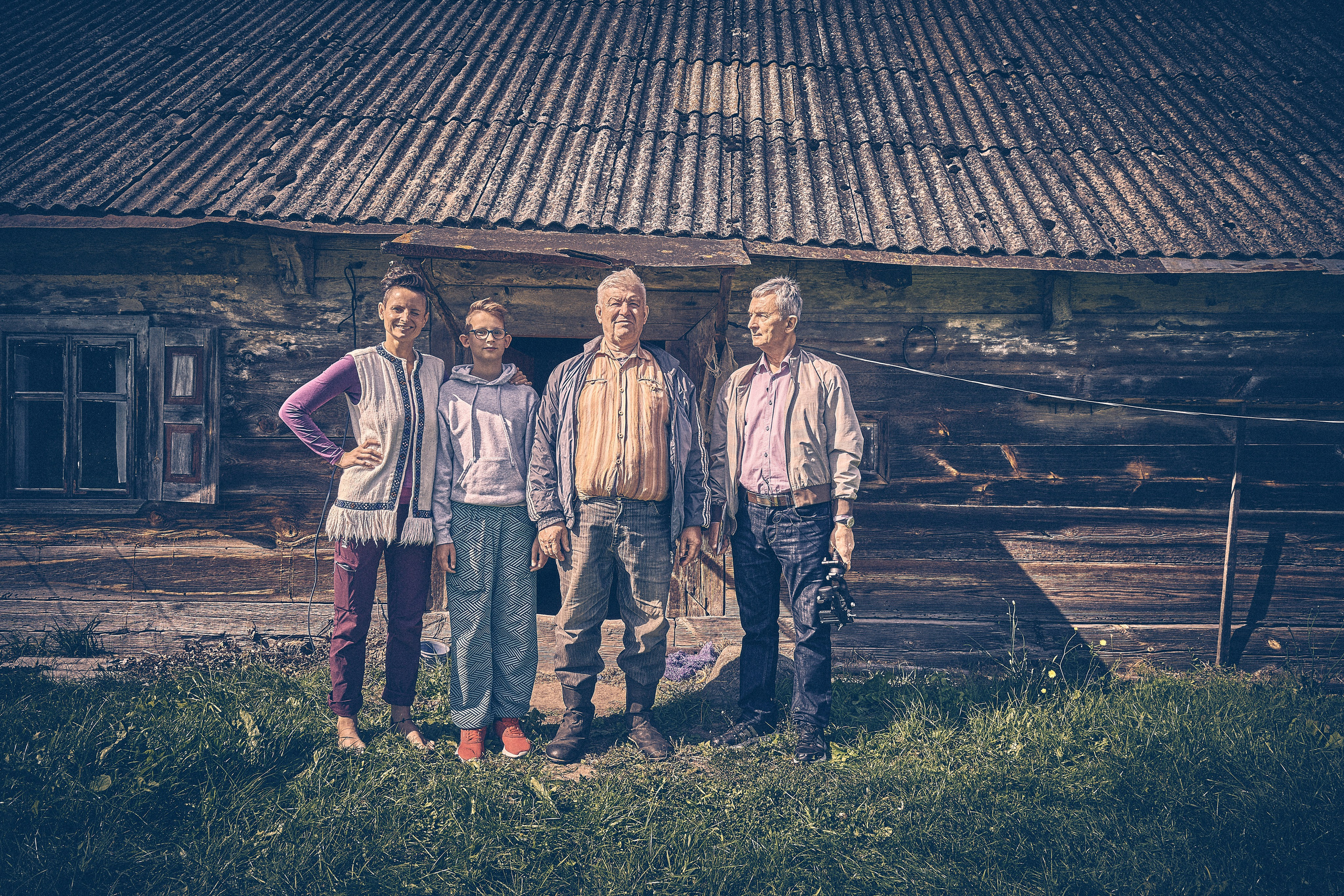 Andriej Szypiłow - Fotograf i Wideograf - Reportaż artystyczny - wizyta rodzinna in the middle of nowhere. Zabita dechami wieś na granicy Białorusi i Polski.