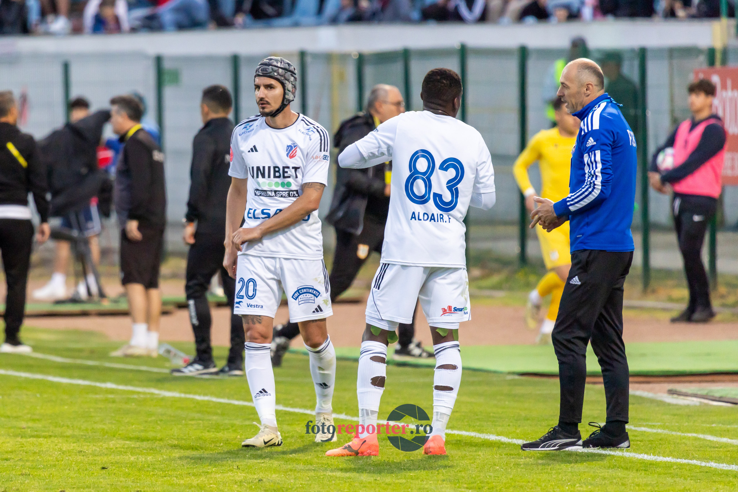 Galerie Foto: FC Botoșani vs. CS Mioveni - Pe 17 mai 2024, am fost martorii unei partide incredibile între FC Botoșani și CS Mioveni, în prima manșă a barajului pentru evitarea retrogradării. În fața unui stadion plin de emoție și speranță, echipa noastră a obținut o victorie importantă, cu un gol marcat de Aldair în minutul 93. 💪 *FC Botoșani 1-0 CS Mioveni*⚽️ Urmăriți momentele cheie ale meciului și bucuria suporterilor în această galerie foto! Pregătiți-vă pentru meciul de retur de pe 24 mai, când vom lupta din nou pentru a rămâne în prima ligă.#FCBotoșani #CSMioveni #BarajRetrogradare #ForzaBotoșani 