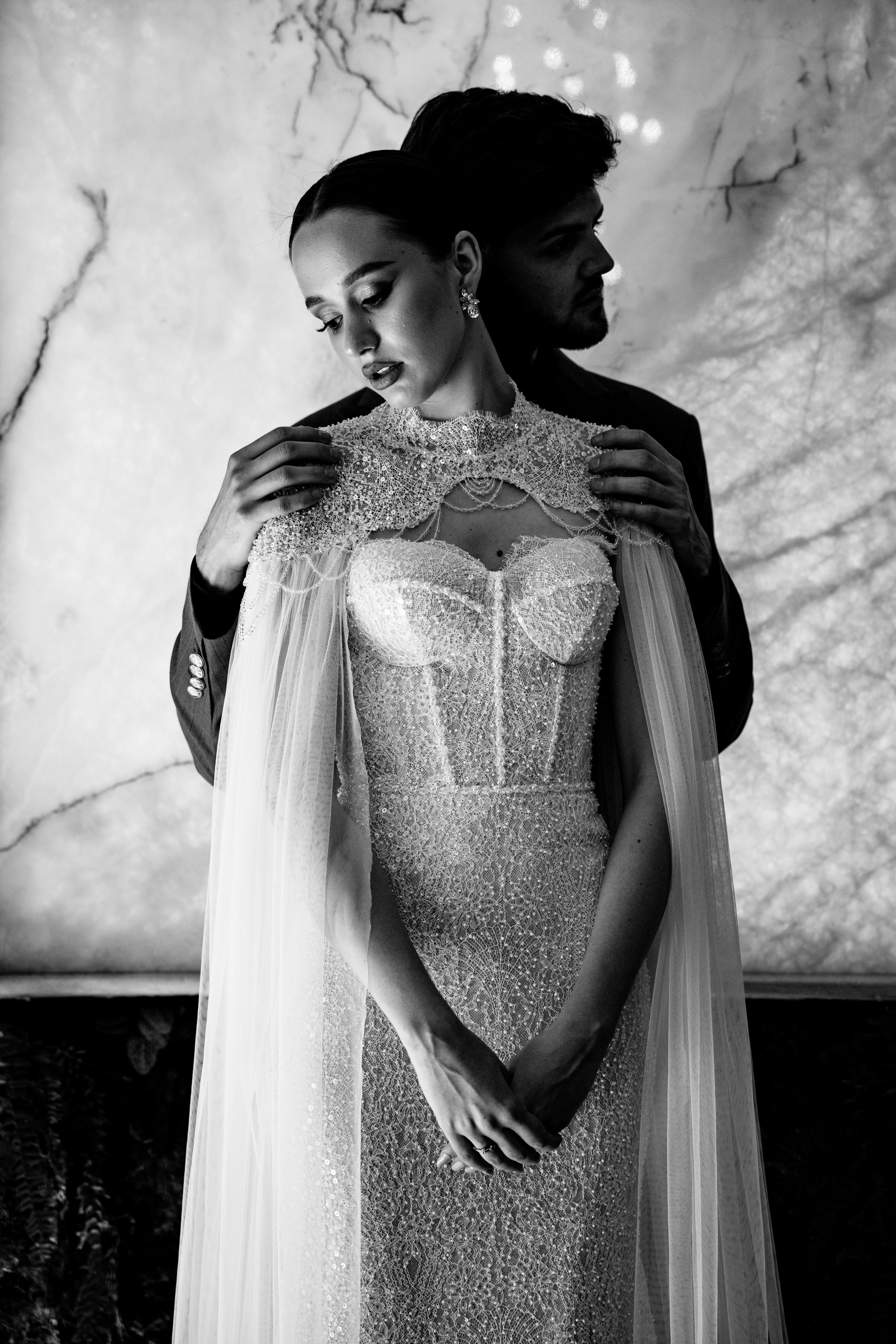 Mire și mireasă în rochie cu detalii translucide, fotografie clasică alb-negru